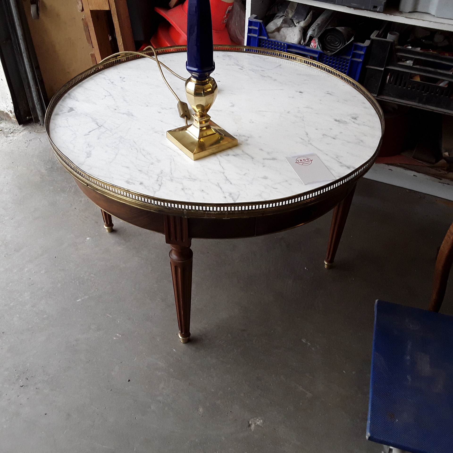 <p>Table ronde 80 cm mabre blanc<br />2 tiroirs tour doré<br />120,00 € T.T.C<br /><a href="/Article/122836?type=depose" style="color:white;" target="_blank">Lien vers l&#39;article</a></p>