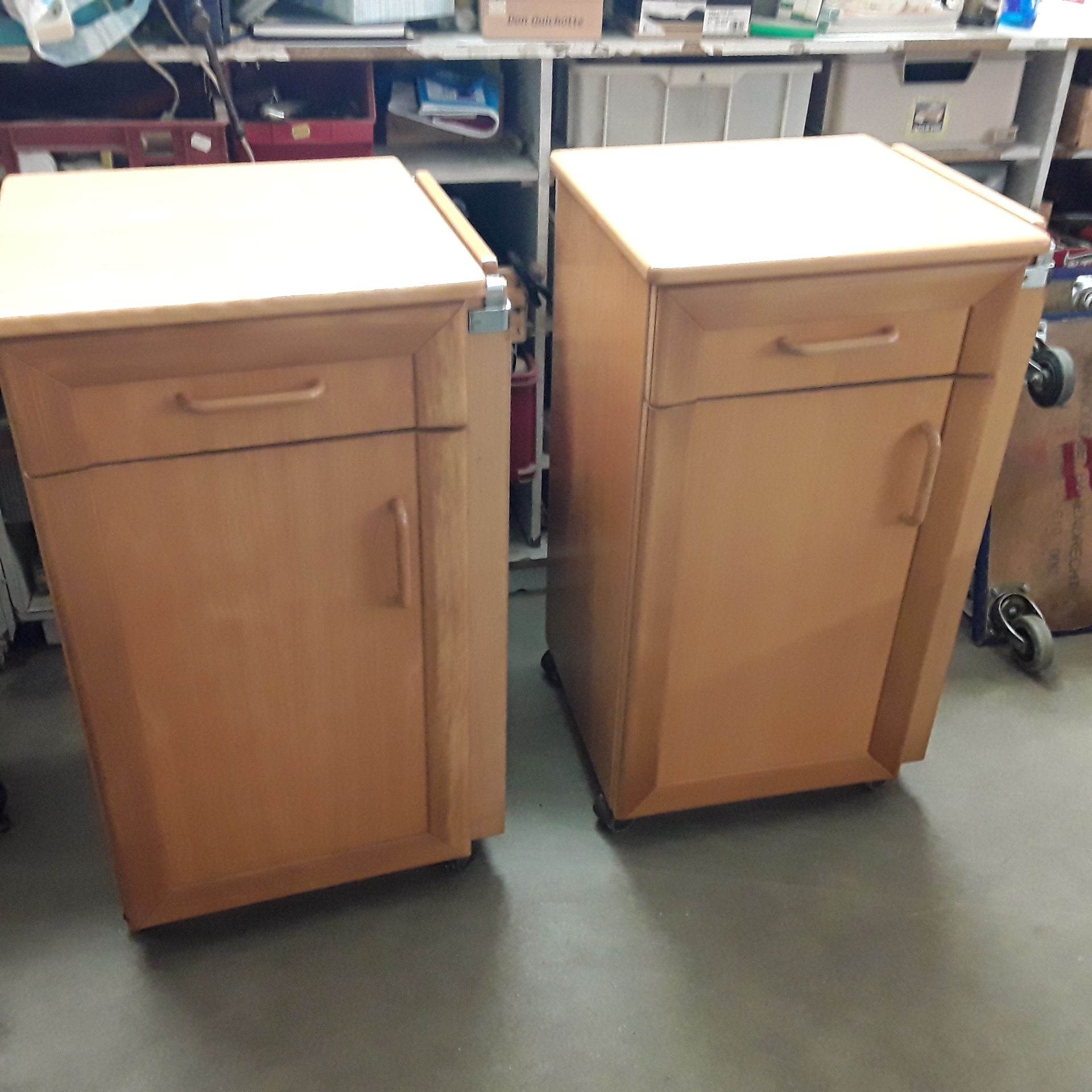 <p>Table de nuit médicale<br />1 porte 1 tiroir 1 tablette<br />50,00 € T.T.C<br /><a href="/Article/122636?type=depose" style="color:white;" target="_blank">Lien vers l&#39;article</a></p>