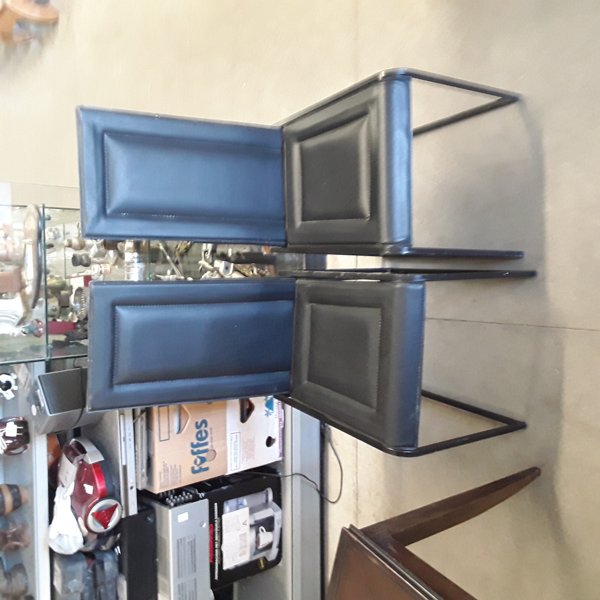 <p>Lot de 2 chaises noir métal <br />20,00 € T.T.C<br /><a href="/Article/123592?type=depose" style="color:white;" target="_blank">Lien vers l'article</a></p>