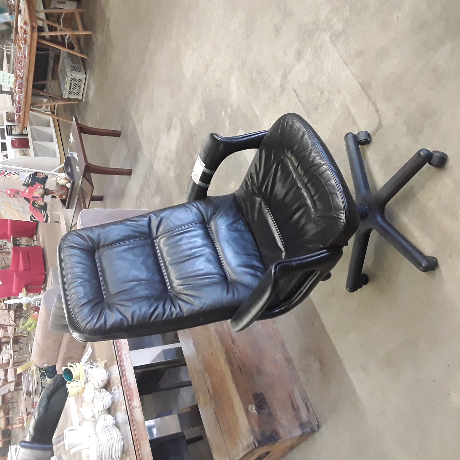 <p>Chaise de bureau cuir noir<br />50,00 € T.T.C<br /><a href="/Article/123303?type=depose" style="color:white;" target="_blank">Lien vers l'article</a></p>