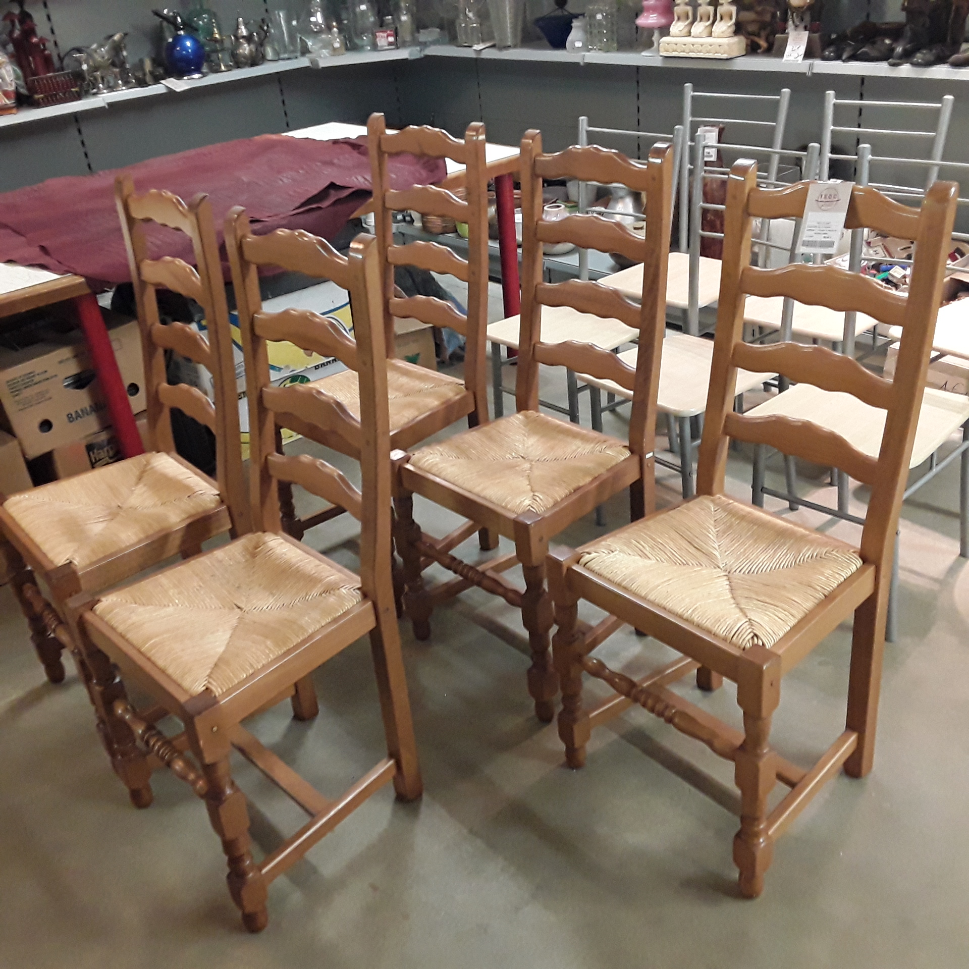 <p>Ensemble de 4 chaises<br />paillées+ 1 chaise à restaurer<br />80,00 € T.T.C<br /><a href="/Article/122690?type=depose" style="color:white;" target="_blank">Lien vers l&#39;article</a></p>