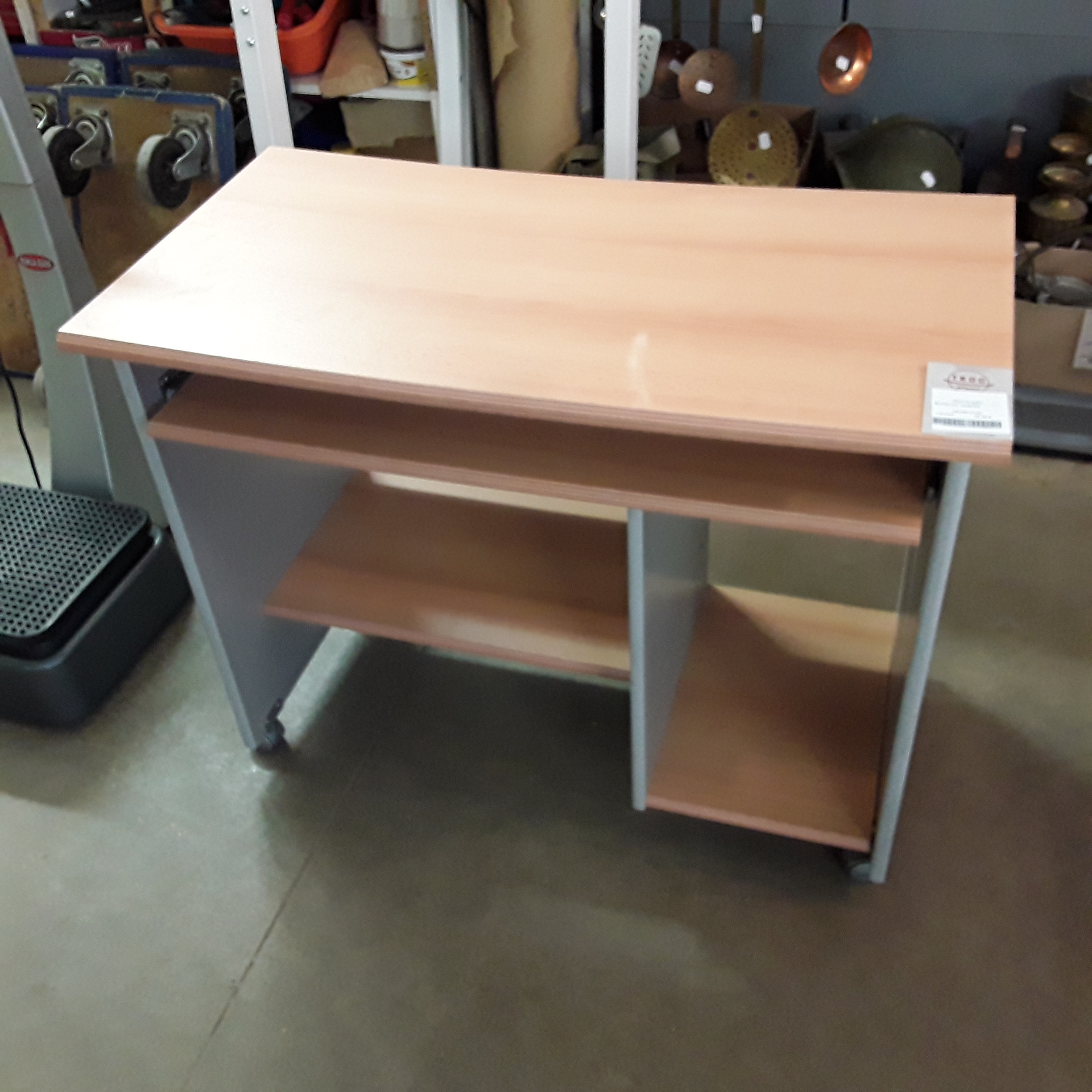 <p>Bureau sur roulettes<br />50,00 € T.T.C<br /><a href="/Article/121383?type=depose" style="color:white;" target="_blank">Lien vers l&#39;article</a></p>