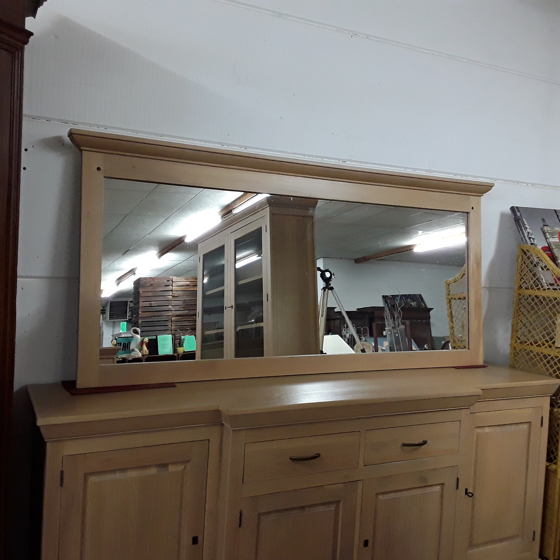 <p>Miroir chêne blanchi<br />30,00 € T.T.C<br /><a href="/Article/120939?type=depose" style="color:white;" target="_blank">Lien vers l&#39;article</a></p>