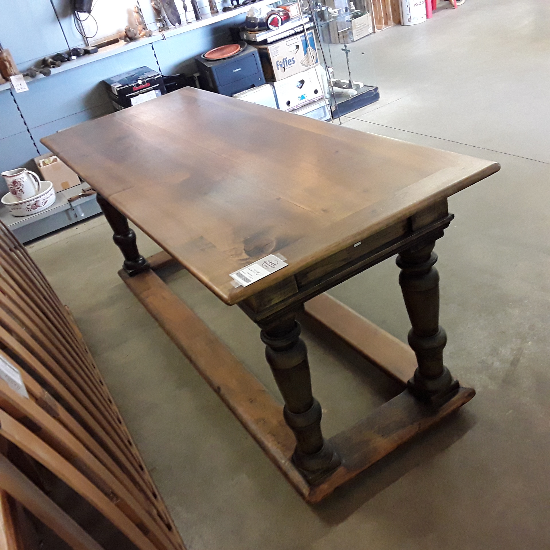 <p>Table 180 x 70 cm noyer<br />175,00 € T.T.C<br /><a href="/Article/121398?type=depose" style="color:white;" target="_blank">Lien vers l&#39;article</a></p>