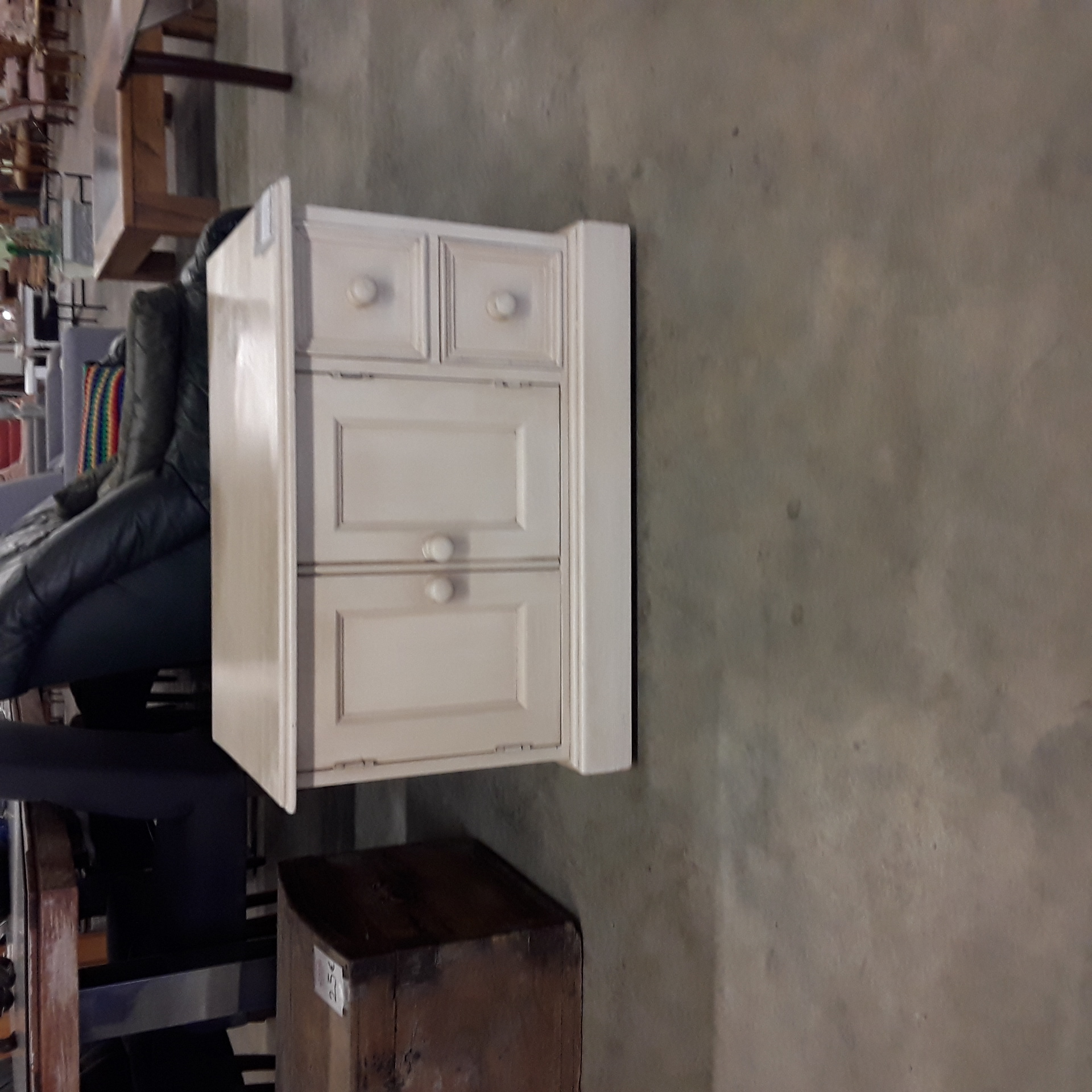 <p>Meuble TV blanc roulette<br />2 portes  2 tiroirs<br />60,00 € T.T.C<br /><a href="/Article/123272?type=depose" style="color:white;" target="_blank">Lien vers l'article</a></p>