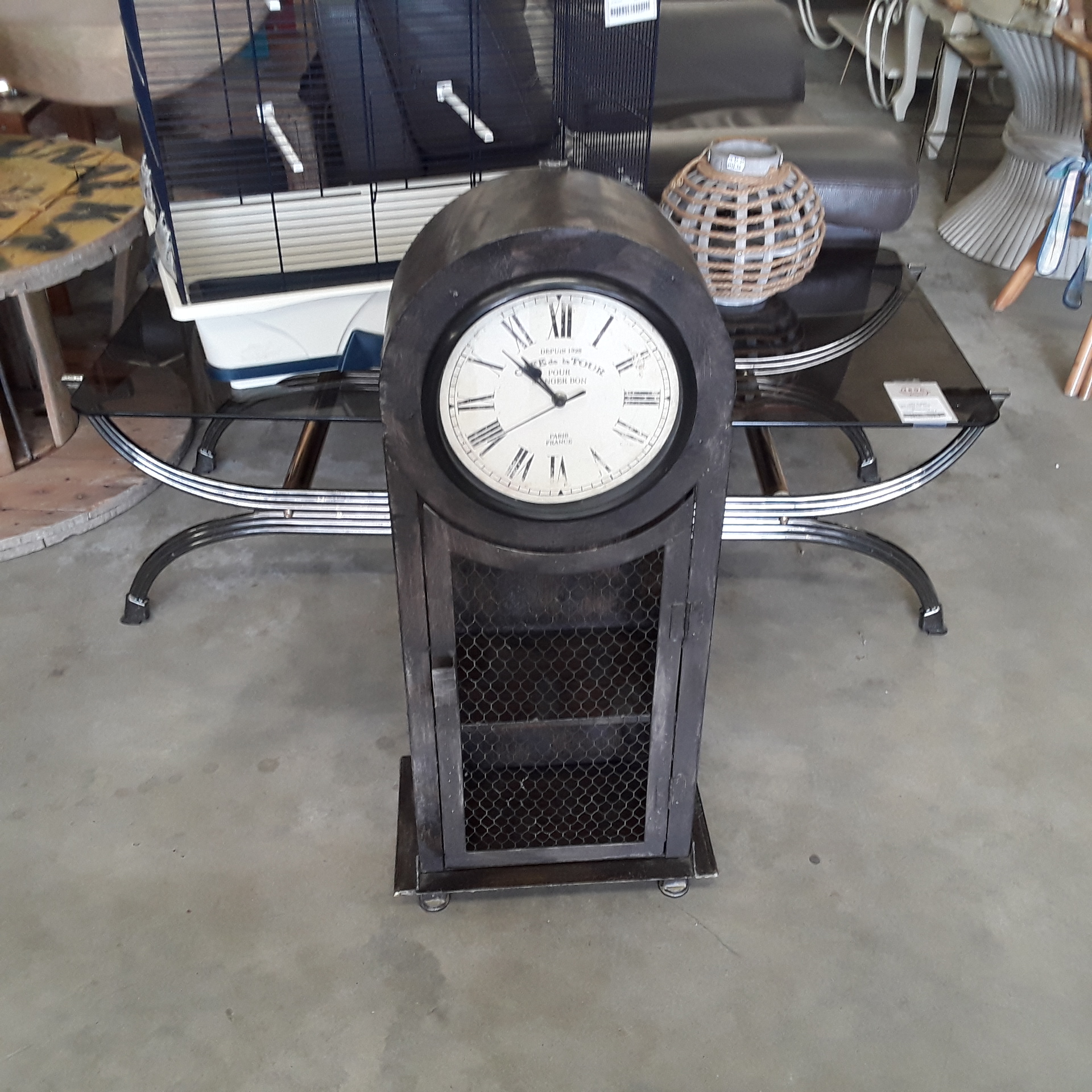 <p>Horloge armoire métal<br />50,00 € T.T.C<br /><a href="/Article/122387?type=depose" style="color:white;" target="_blank">Lien vers l&#39;article</a></p>