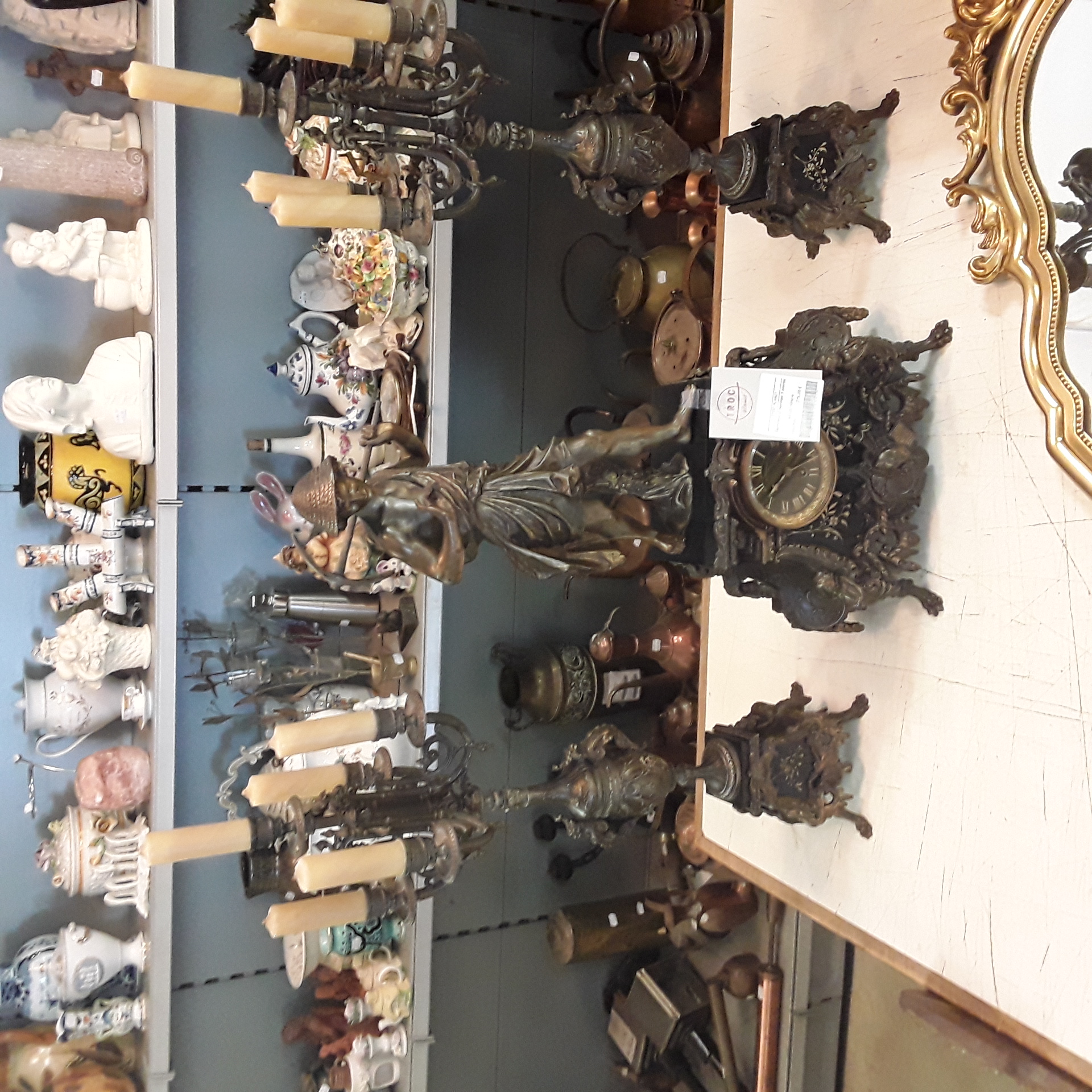 <p>Garniture d' horloge 3 pieces<br />275,00 € T.T.C<br /><a href="/Article/123410?type=depose" style="color:white;" target="_blank">Lien vers l'article</a></p>