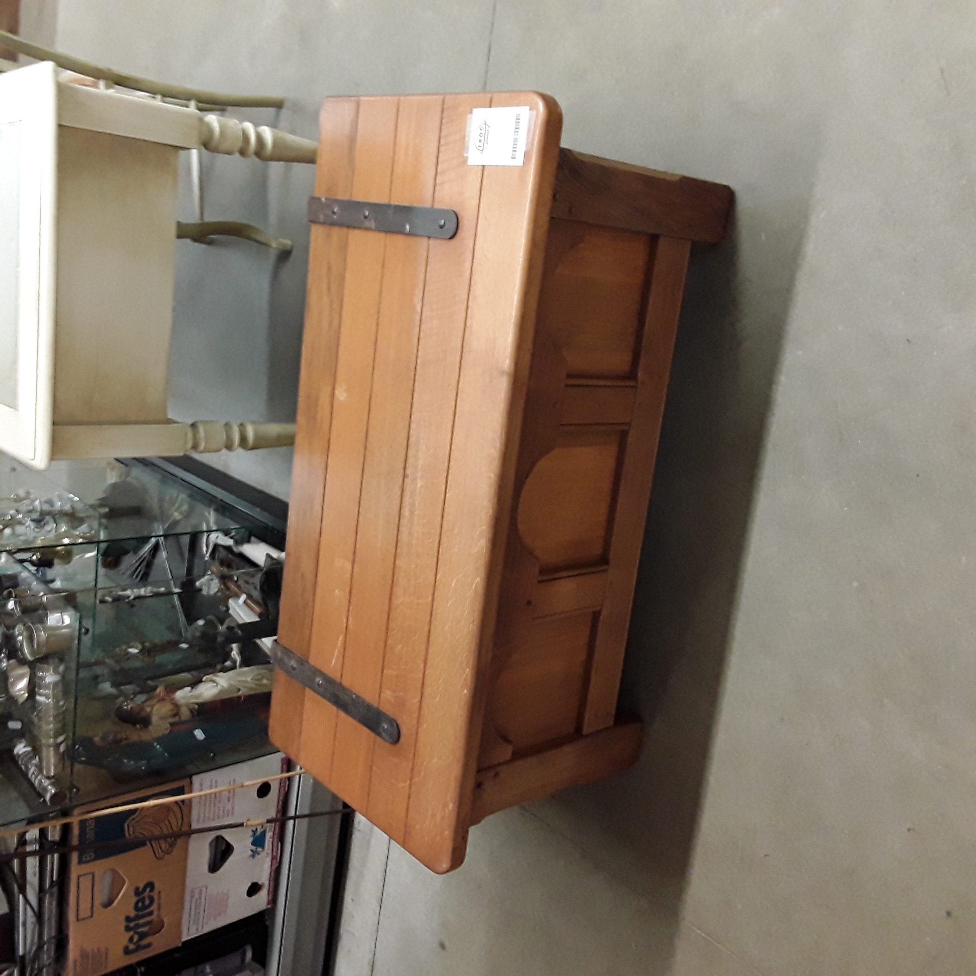 <p>Coffre en chêne <br />50,00 € T.T.C<br /><a href="/Article/123278?type=depose" style="color:white;" target="_blank">Lien vers l'article</a></p>