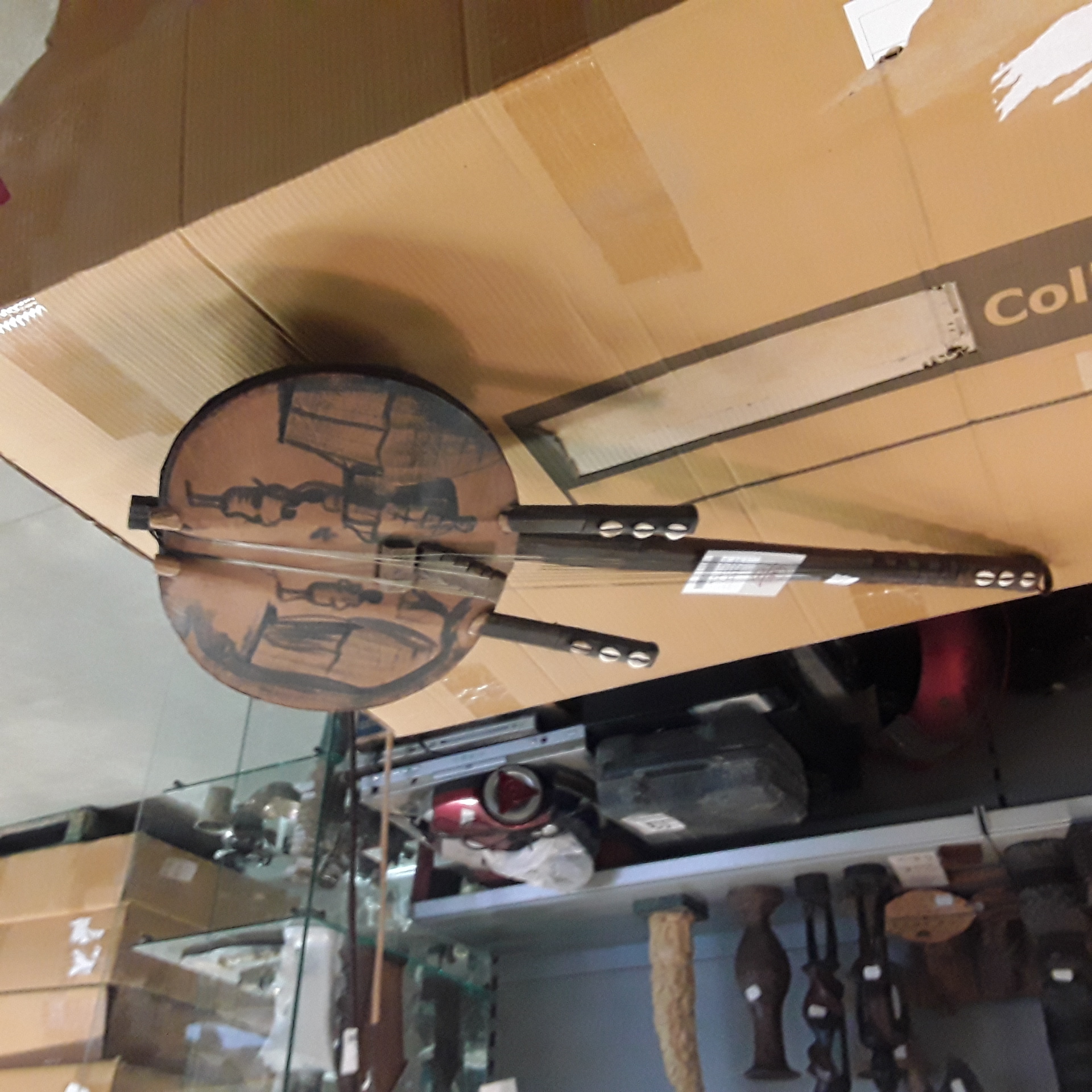 <p>Luth africain a corde <br />couleur  foncé<br />65,00 € T.T.C<br /><a href="/Article/123098?type=depose" style="color:white;" target="_blank">Lien vers l'article</a></p>