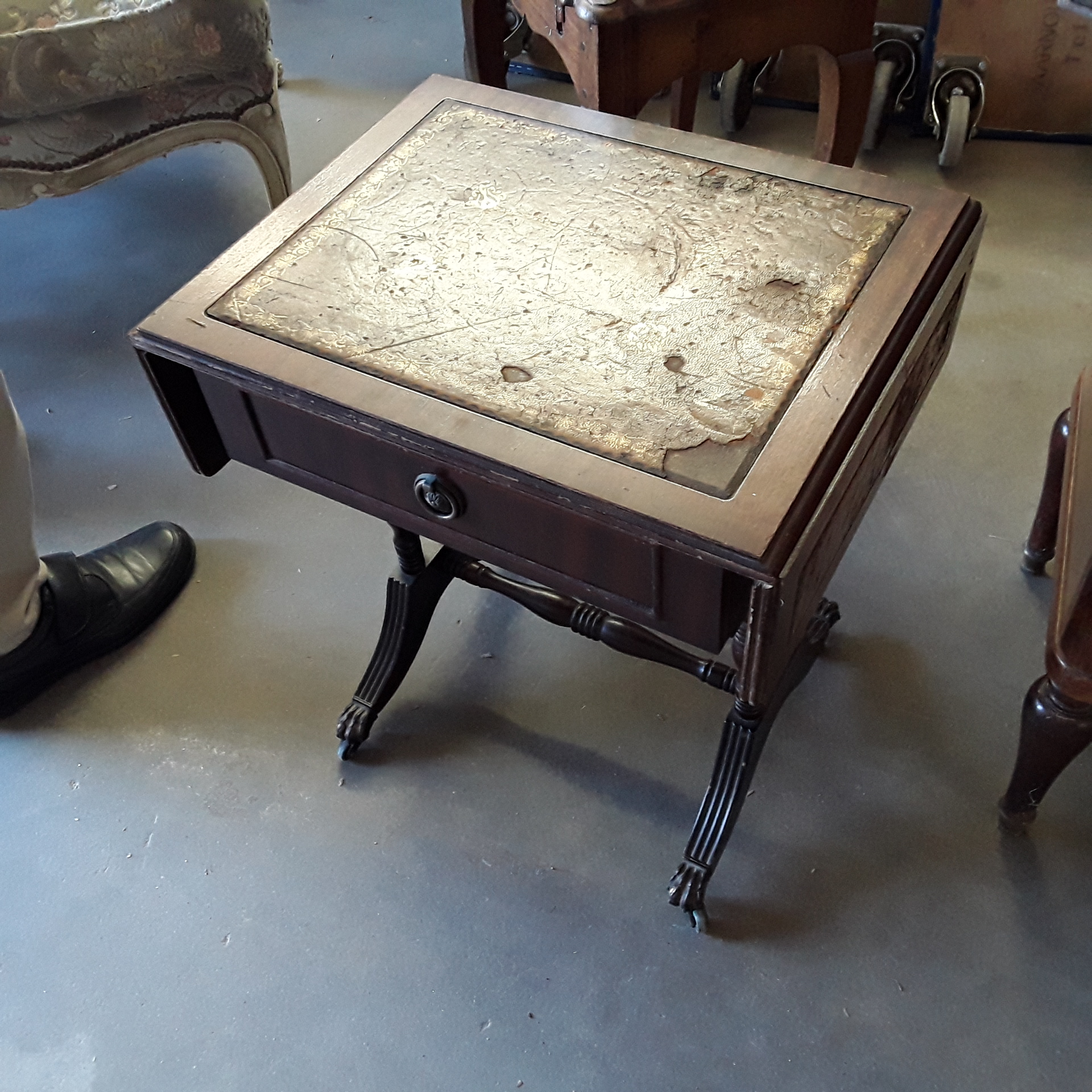<p>Table d'appoint 1 tiroir<br />sur roulettes<br />12,00 € T.T.C<br /><a href="/Article/121248?type=depose" style="color:white;" target="_blank">Lien vers l&#39;article</a></p>