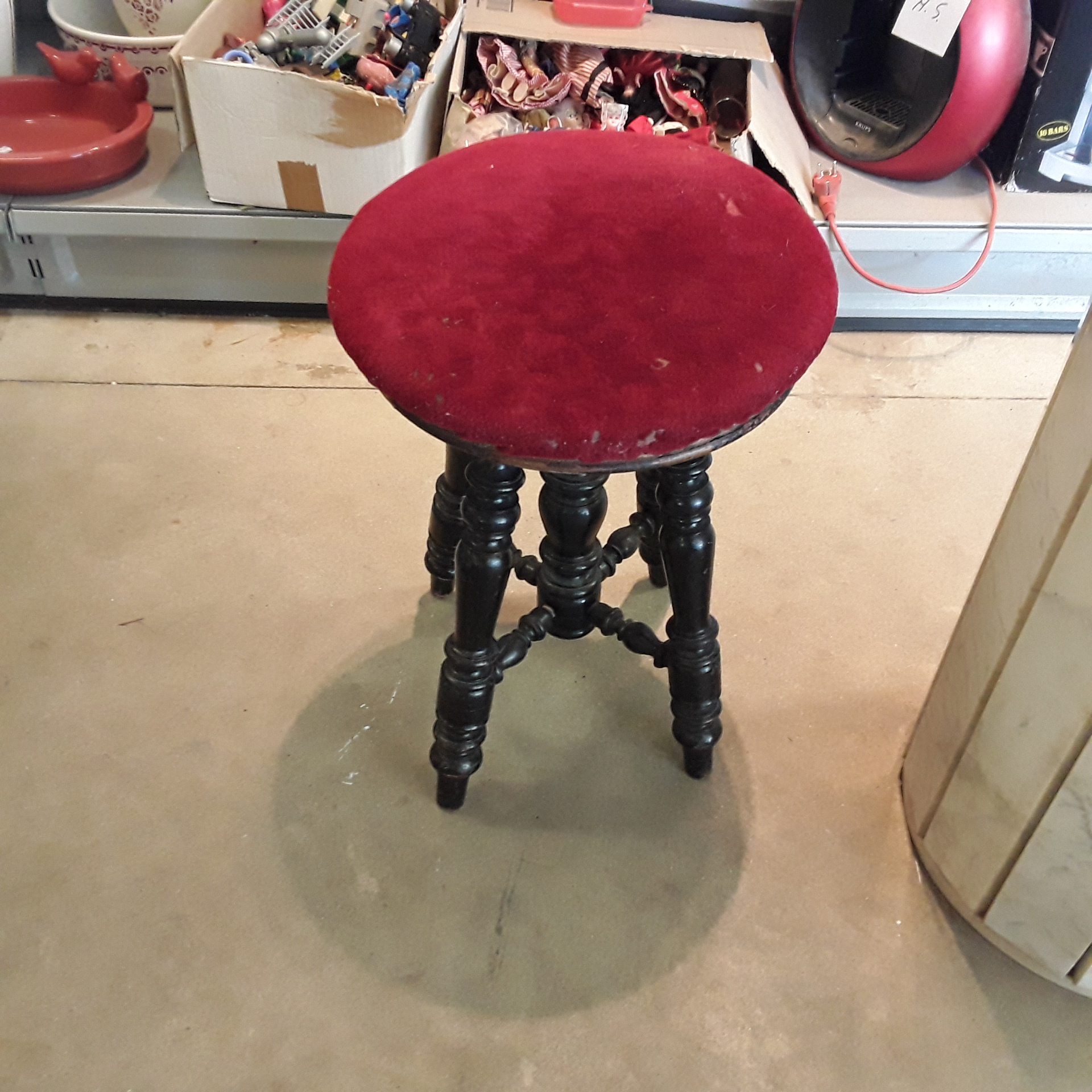 <p>Tabouret piano<br />20,00 € T.T.C<br /><a href="/Article/122502?type=depose" style="color:white;" target="_blank">Lien vers l&#39;article</a></p>