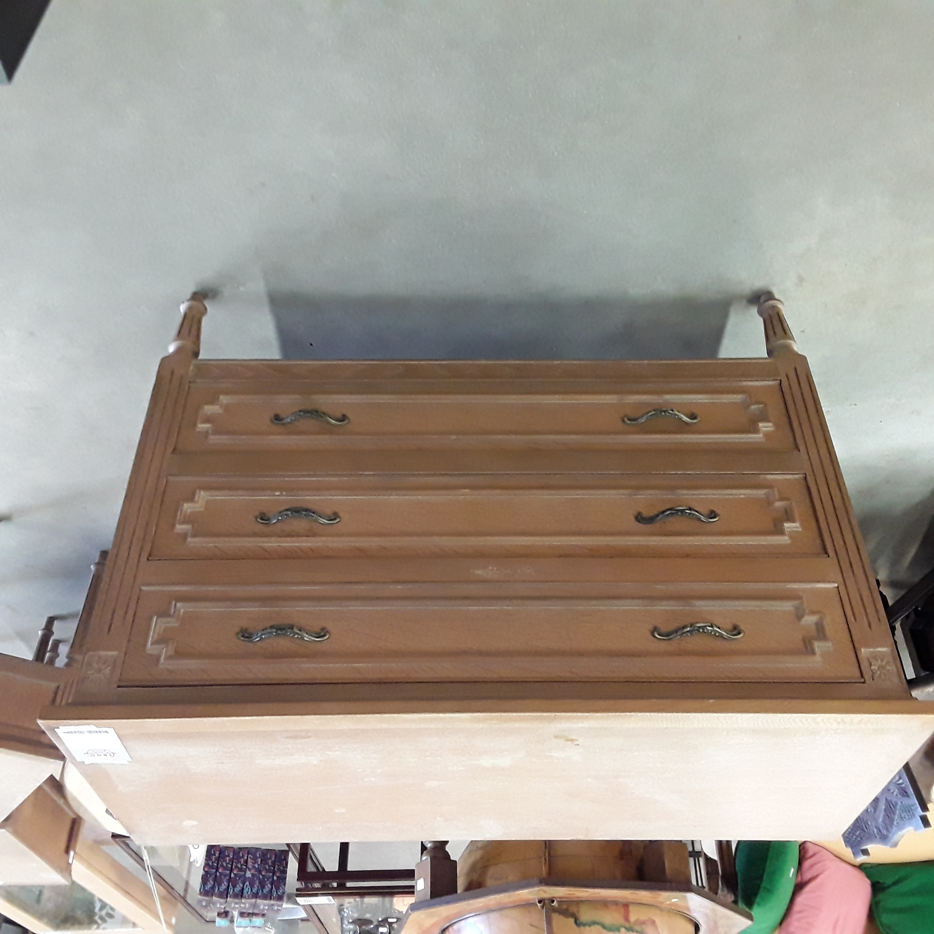 <p>Commode 3 tiroirs style<br />Louis XVI<br />50,00 € T.T.C<br /><a href="/Article/124142?type=depose" style="color:white;" target="_blank">Lien vers l'article</a></p>