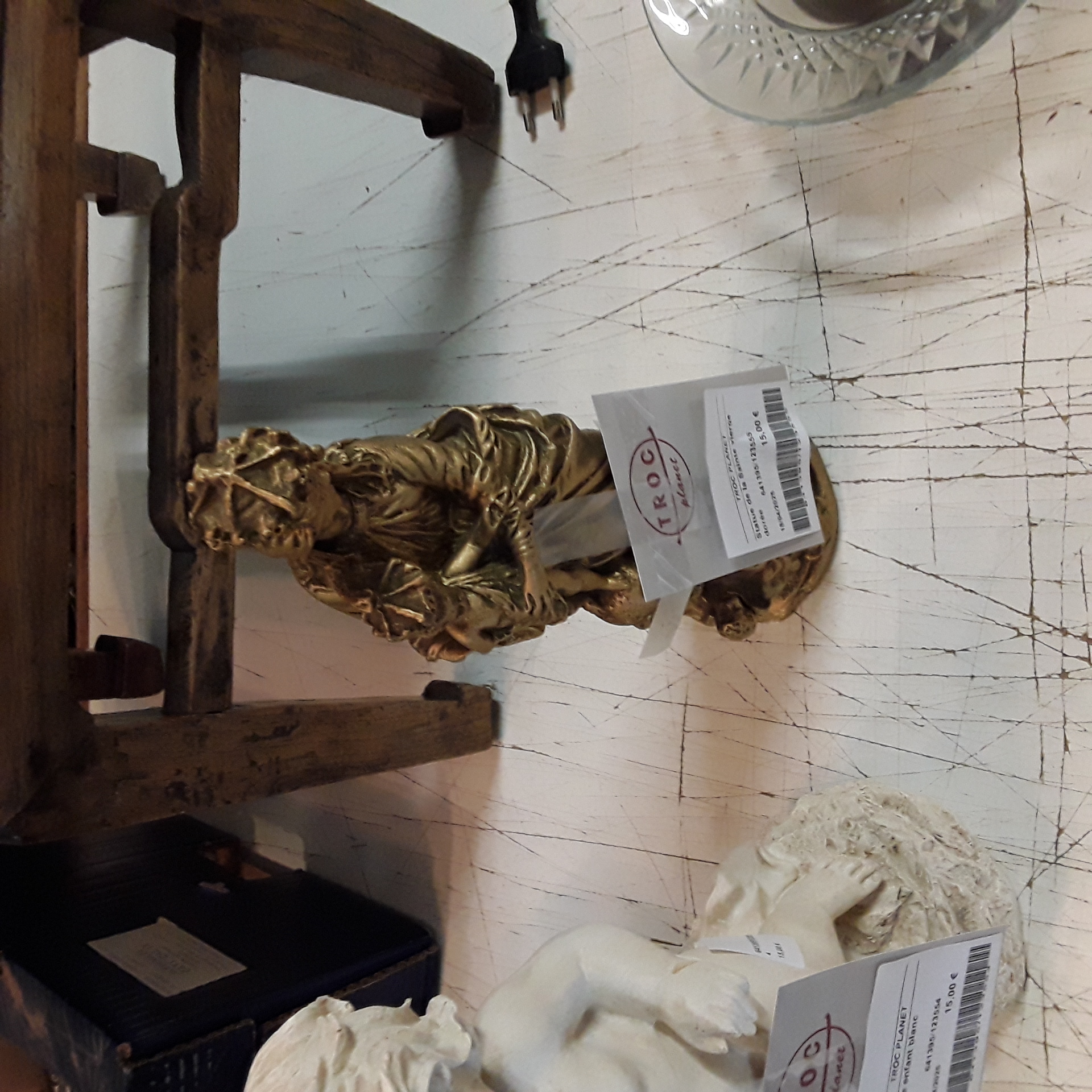 <p>Statue de la Sainte vierge<br />dorée<br />12,00 € T.T.C<br /><a href="/Article/123555?type=depose" style="color:white;" target="_blank">Lien vers l'article</a></p>