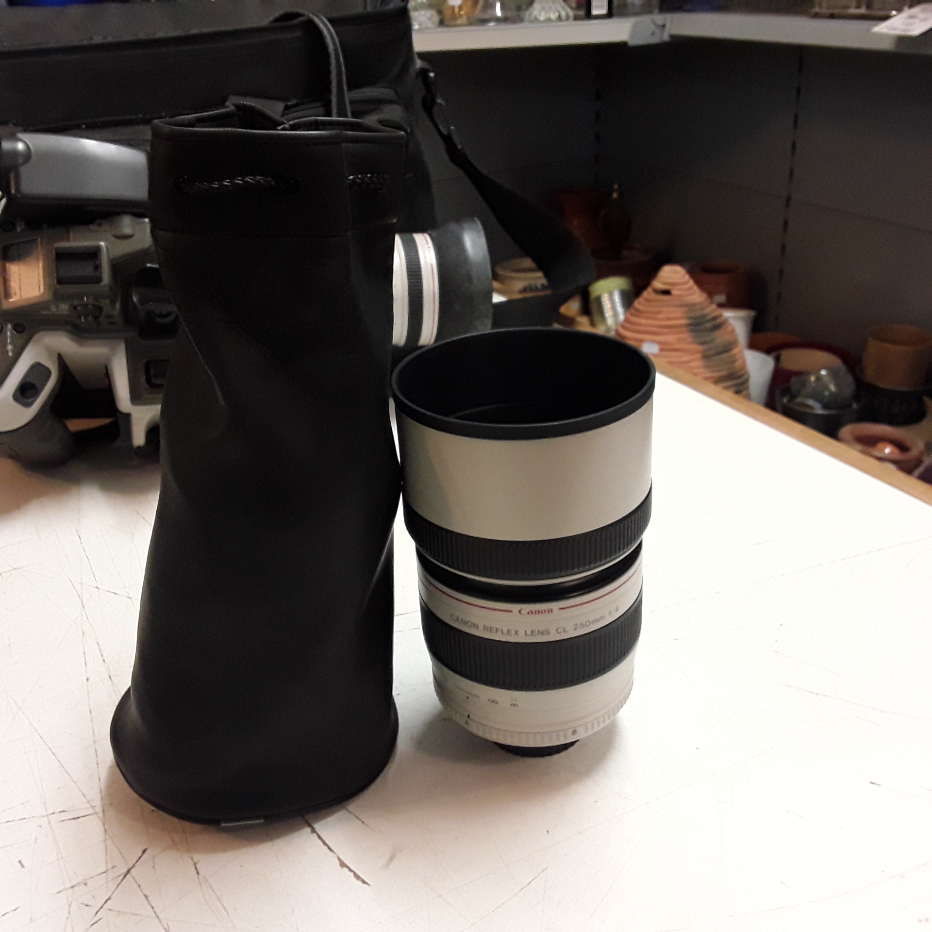 <p>Objectif Canon Reflex Lens<br />CL 250mm 1:4<br />125,00 € T.T.C<br /><a href="/Article/122736?type=depose" style="color:white;" target="_blank">Lien vers l&#39;article</a></p>