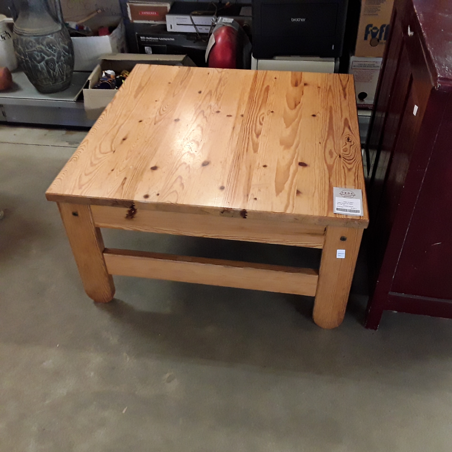 <p>Table basse en sapin<br />80 x 80 cm<br />30,00 € T.T.C<br /><a href="/Article/120779?type=depose" style="color:white;" target="_blank">Lien vers l&#39;article</a></p>