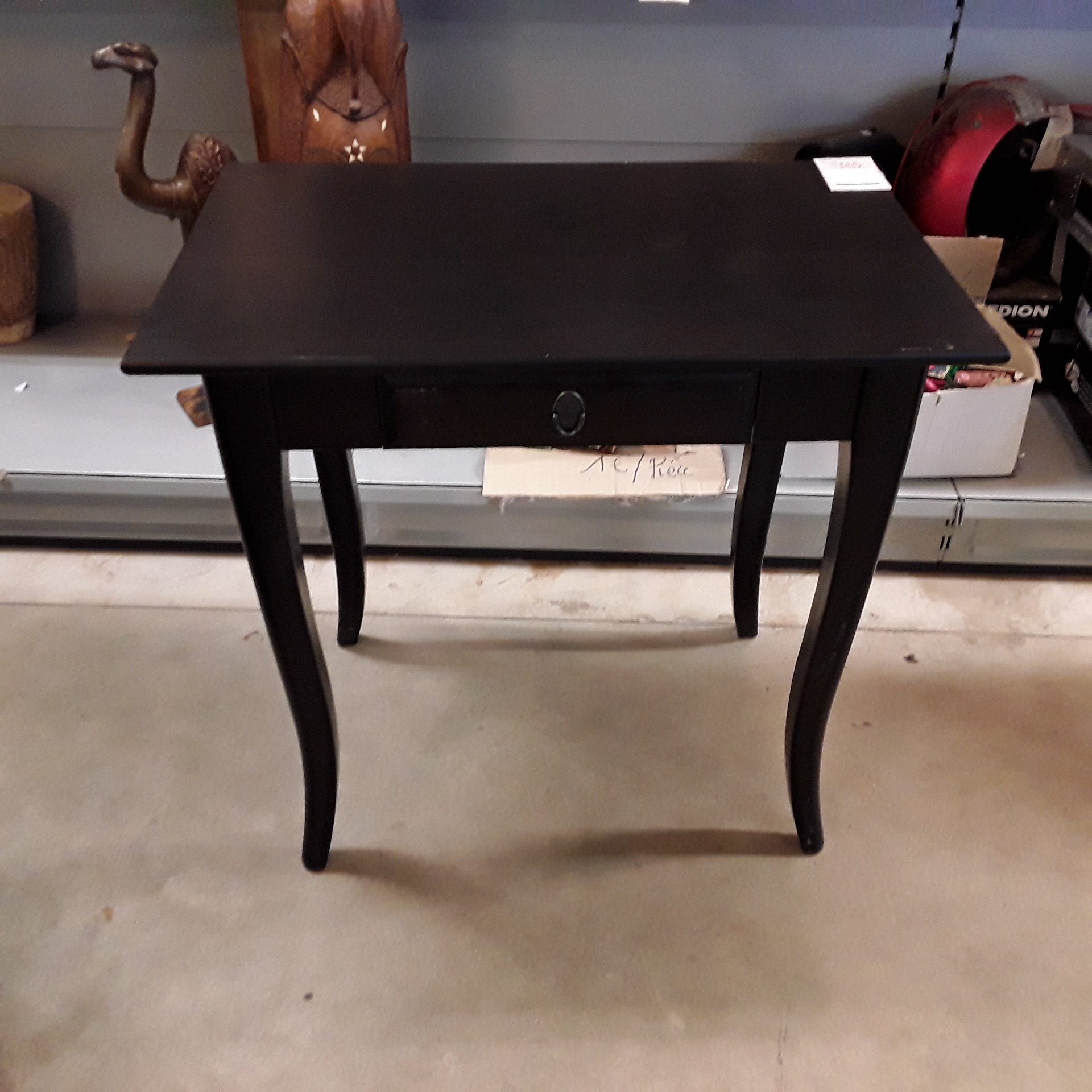<p>Table d'appoint noire<br />1 tiroir<br />24,00 € T.T.C<br /><a href="/Article/122886?type=depose" style="color:white;" target="_blank">Lien vers l'article</a></p>