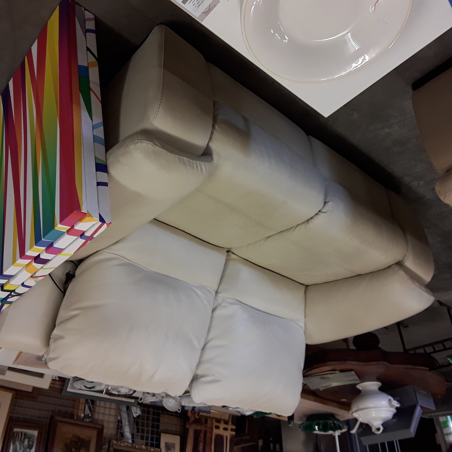 <p>Fauteuil 2 places cuir blanc<br />1 relax électrique<br />156,00 € T.T.C<br /><a href="/Article/121290?type=depose" style="color:white;" target="_blank">Lien vers l&#39;article</a></p>