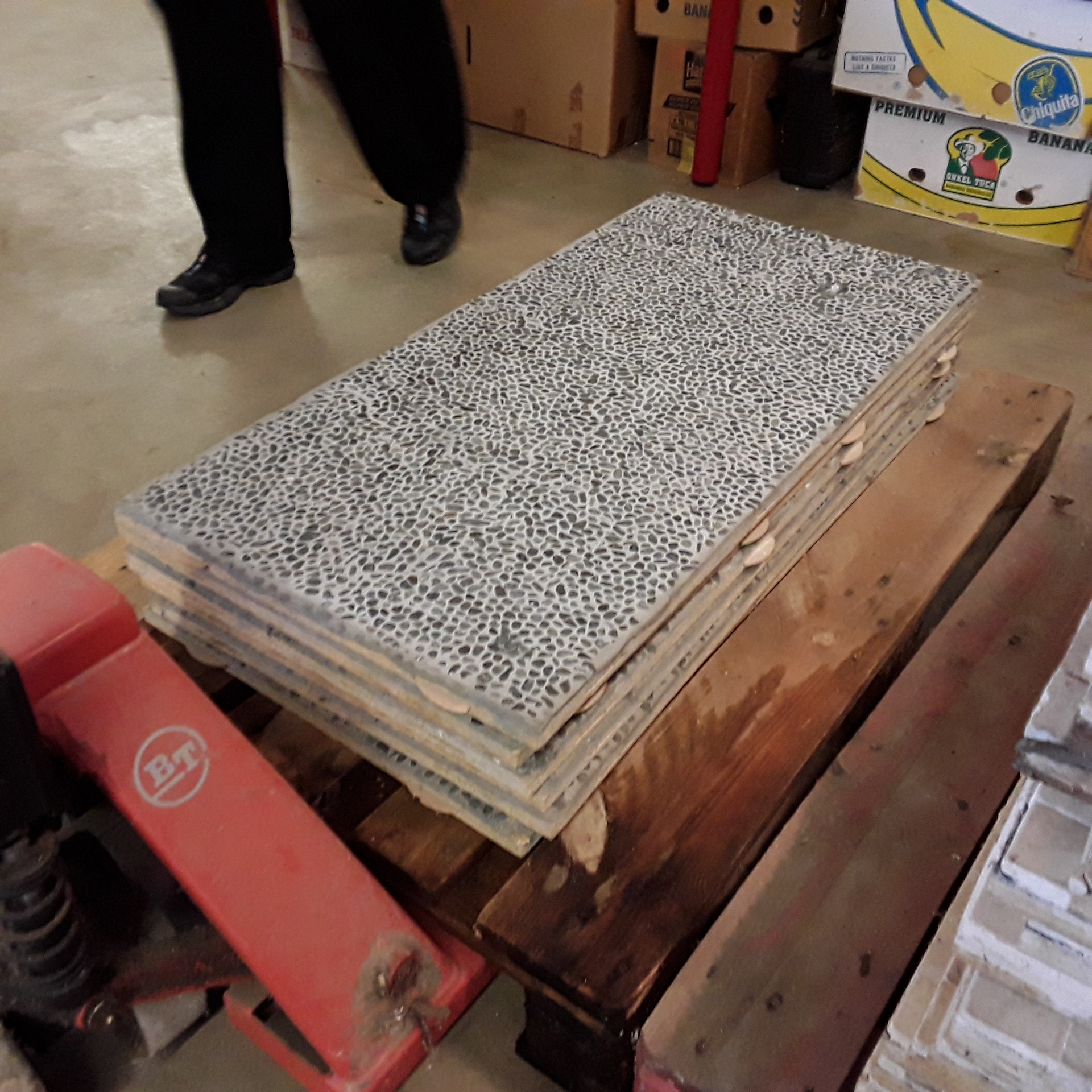 <p>Ensemble 6 pierres grises<br />50 x 104 Cm = 3.12 M²<br />30,00 € T.T.C<br /><a href="/Article/122765?type=depose" style="color:white;" target="_blank">Lien vers l&#39;article</a></p>