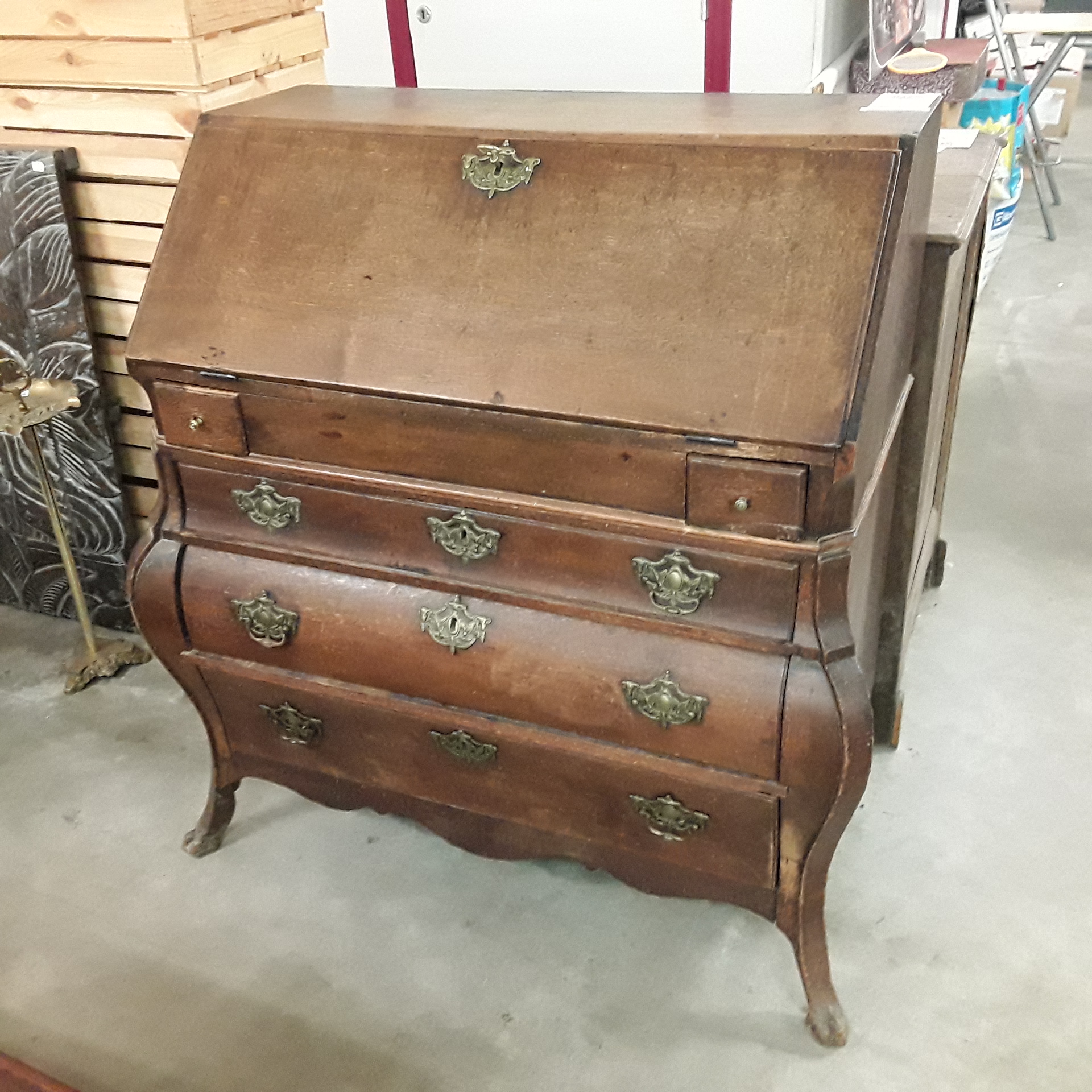 <p>Secrétaire galbé 5 tiroirs<br />1 abattant  <br />95,00 € T.T.C<br /><a href="/Article/122696?type=depose" style="color:white;" target="_blank">Lien vers l&#39;article</a></p>