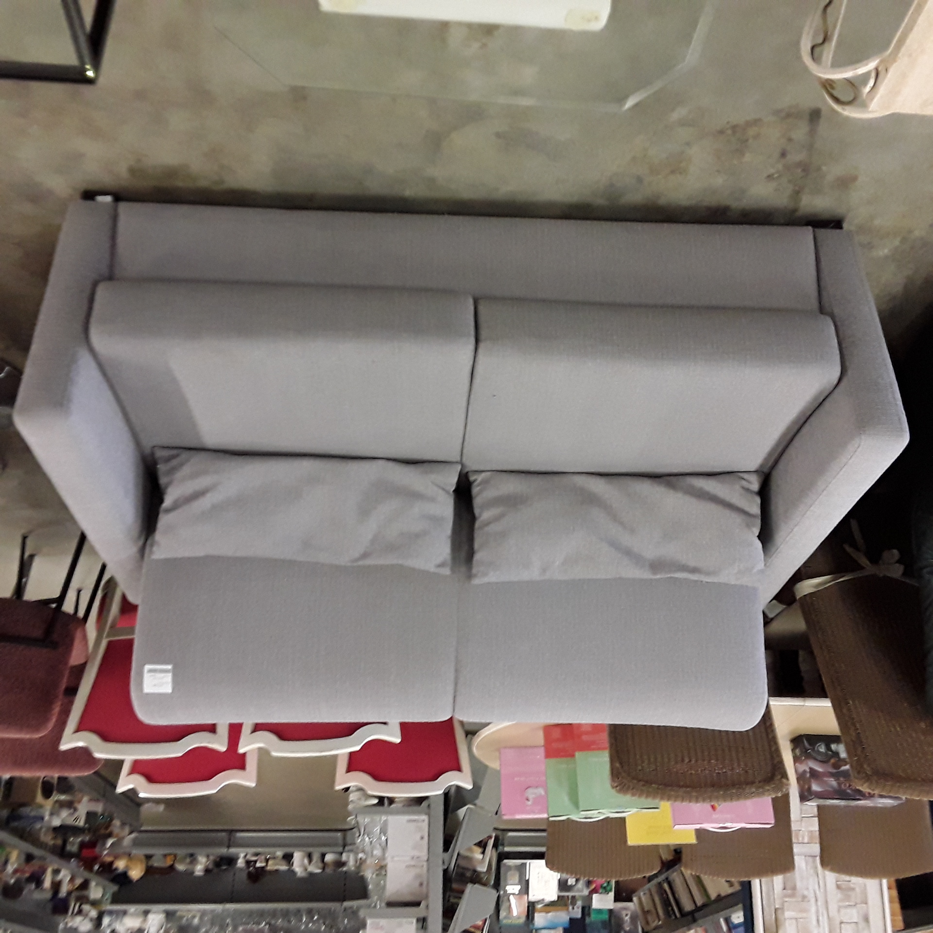 <p>Canapé lit gris<br />125,00 € T.T.C<br /><a href="/Article/123161?type=depose" style="color:white;" target="_blank">Lien vers l'article</a></p>