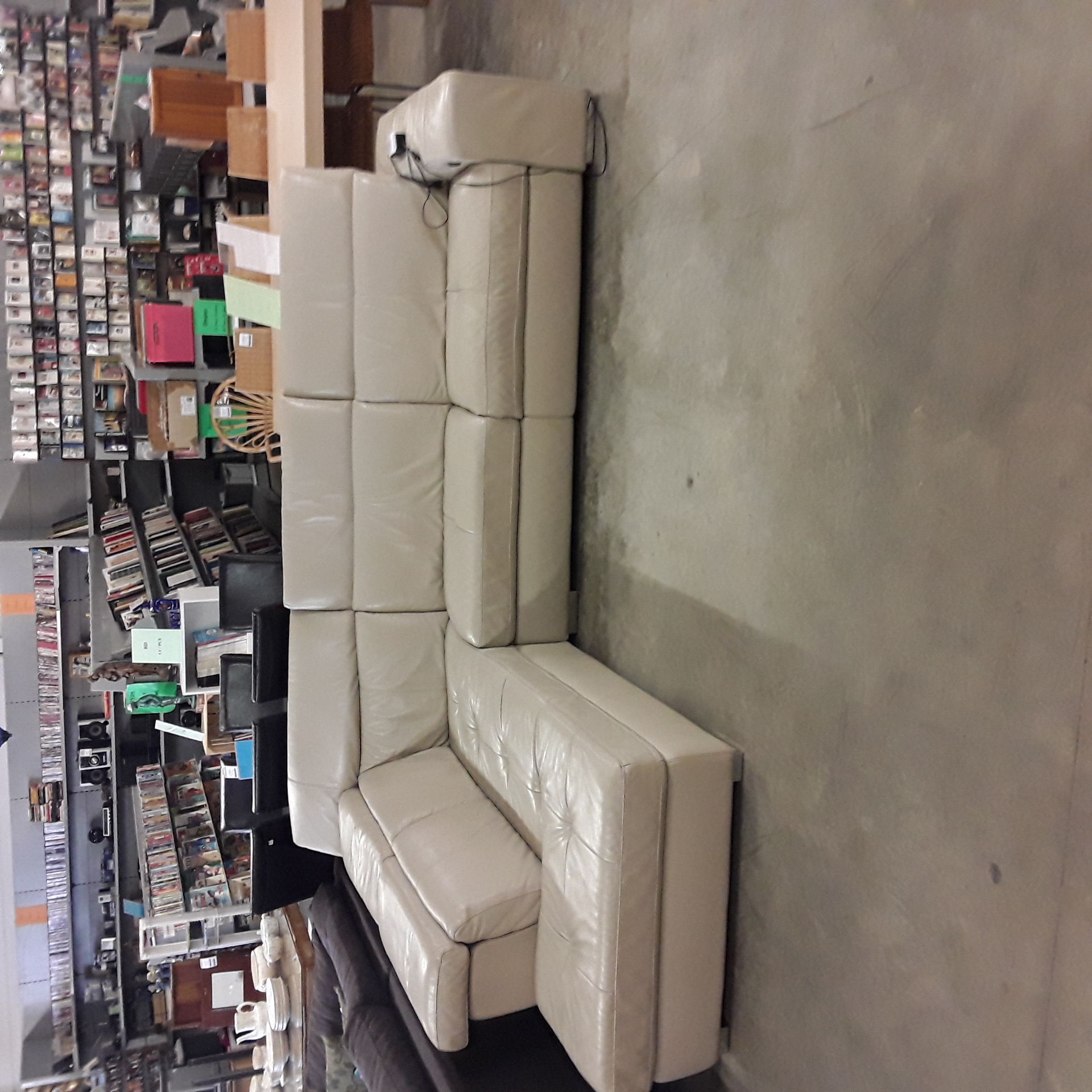 <p>Divan d 'angle en cuir beige <br />270x205cm <br />350,00 € T.T.C<br /><a href="/Article/123478?type=depose" style="color:white;" target="_blank">Lien vers l'article</a></p>