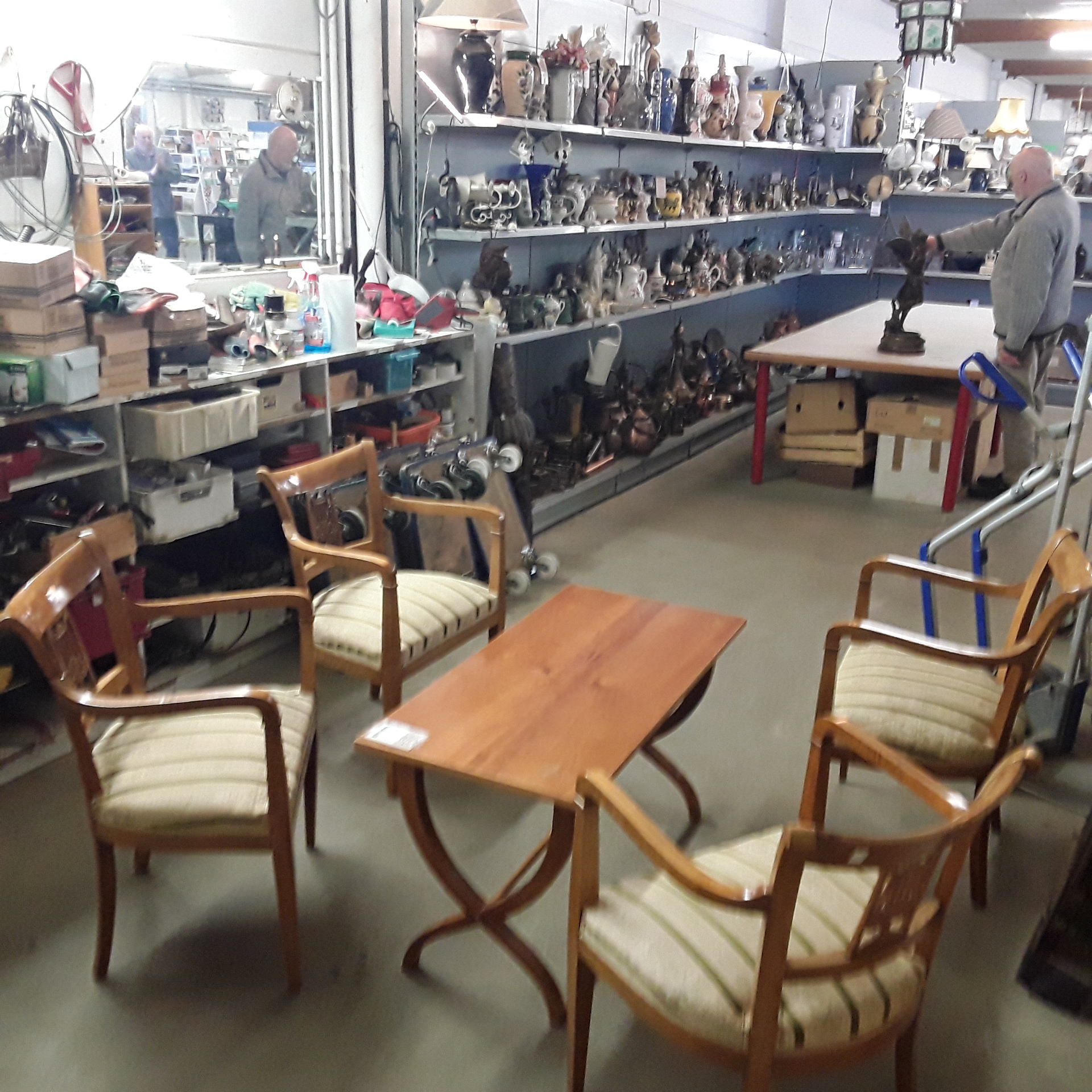 <p>Ensembles 4 fauteuils +<br />table de salon<br />250,00 € T.T.C<br /><a href="/Article/123200?type=depose" style="color:white;" target="_blank">Lien vers l'article</a></p>