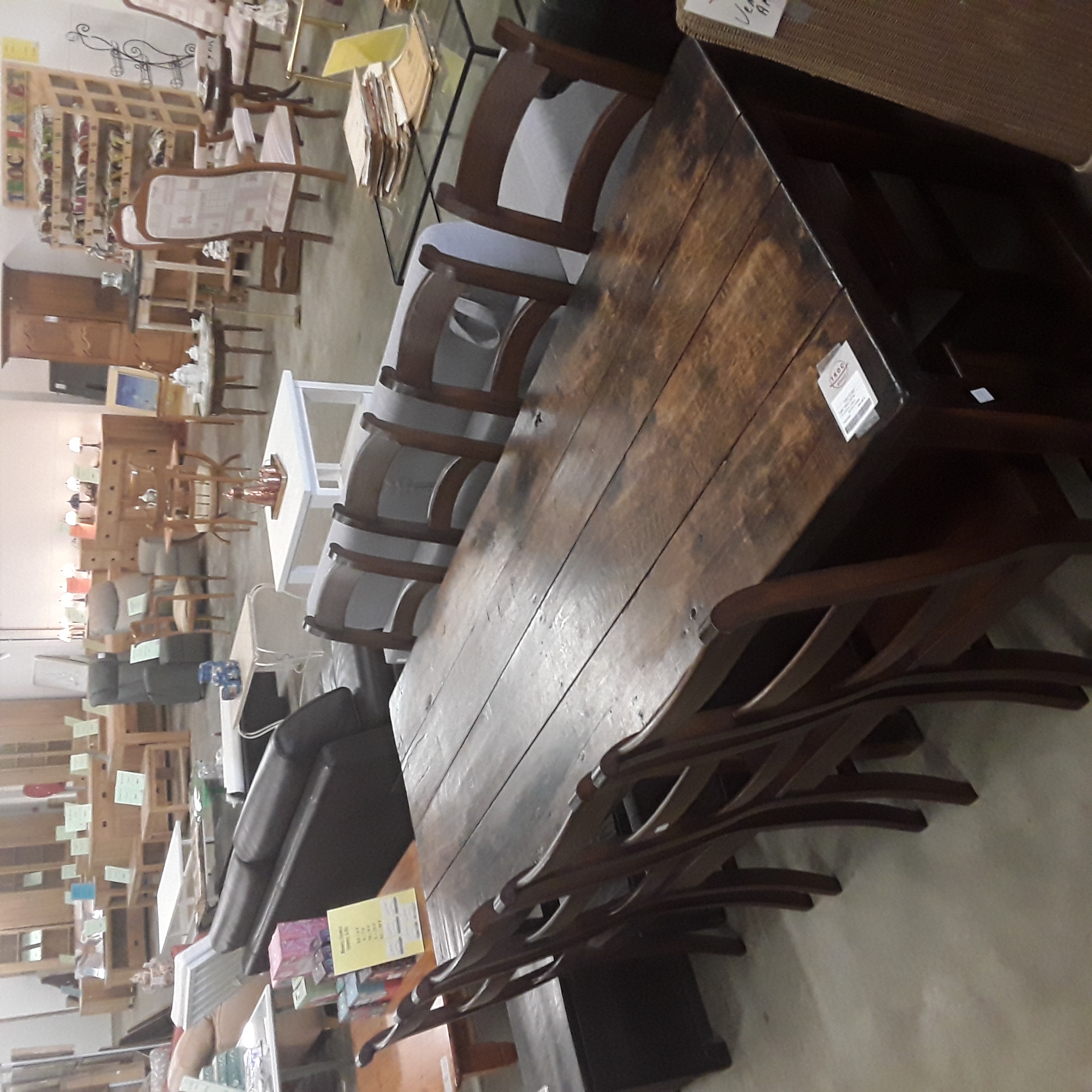 <p>Table chêne 200*80 <br />+ 8 chaises chêne<br />395,00 € T.T.C<br /><a href="/Article/123249?type=depose" style="color:white;" target="_blank">Lien vers l'article</a></p>