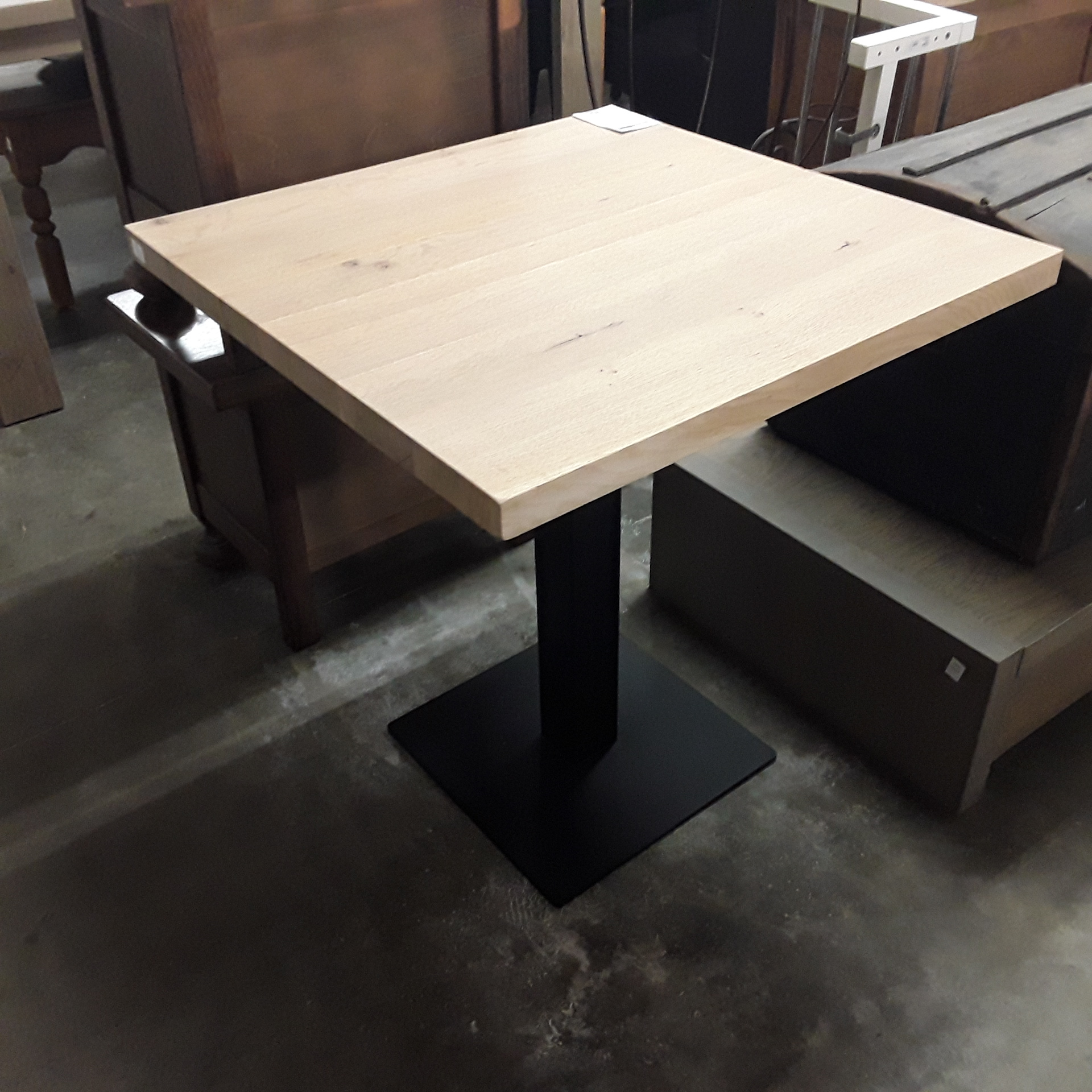 <p>Table d'appoint chêne massif<br />70 x 70 cm pied métal<br />191,20 € T.T.C<br /><a href="/Article/122300?type=depose" style="color:white;" target="_blank">Lien vers l&#39;article</a></p>