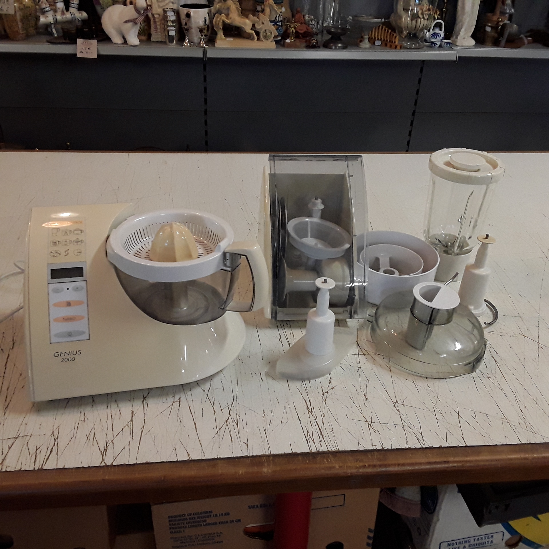 <p>Robot de cuisine Genius 2000<br />avec accessoires<br />20,00 € T.T.C<br /><a href="/Article/121140?type=depose" style="color:white;" target="_blank">Lien vers l&#39;article</a></p>