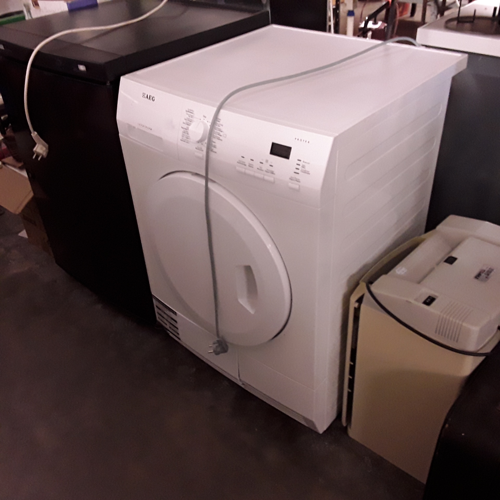 <p>Sèche linge AEG<br />à condensation<br />120,00 € T.T.C<br /><a href="/Article/122317?type=depose" style="color:white;" target="_blank">Lien vers l&#39;article</a></p>