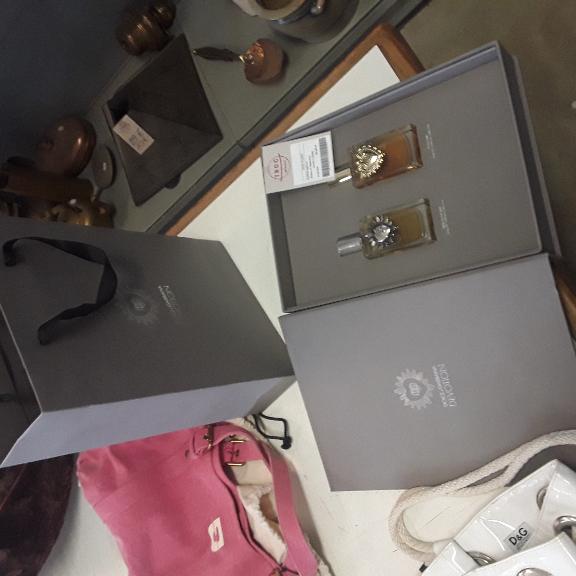 <p>Coffret parfum <br /> Dolce et Gabbana<br />60,00 € T.T.C<br /><a href="/Article/124252?type=depose" style="color:white;" target="_blank">Lien vers l'article</a></p>