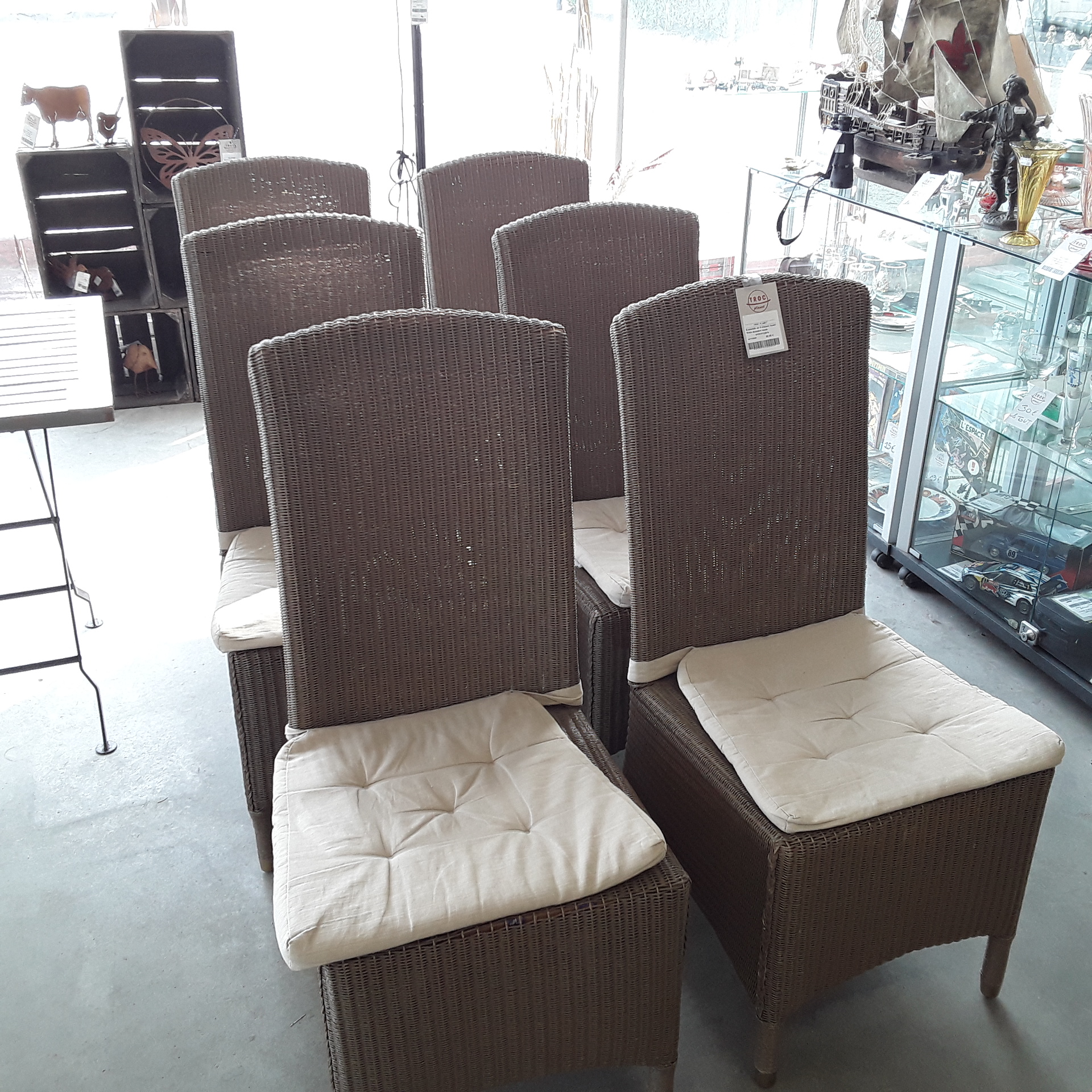 <p>Ensemble de 6 chaises Avanti<br />Rotin dossiers hauts<br />90,00 € T.T.C<br /><a href="/Article/122675?type=depose" style="color:white;" target="_blank">Lien vers l&#39;article</a></p>