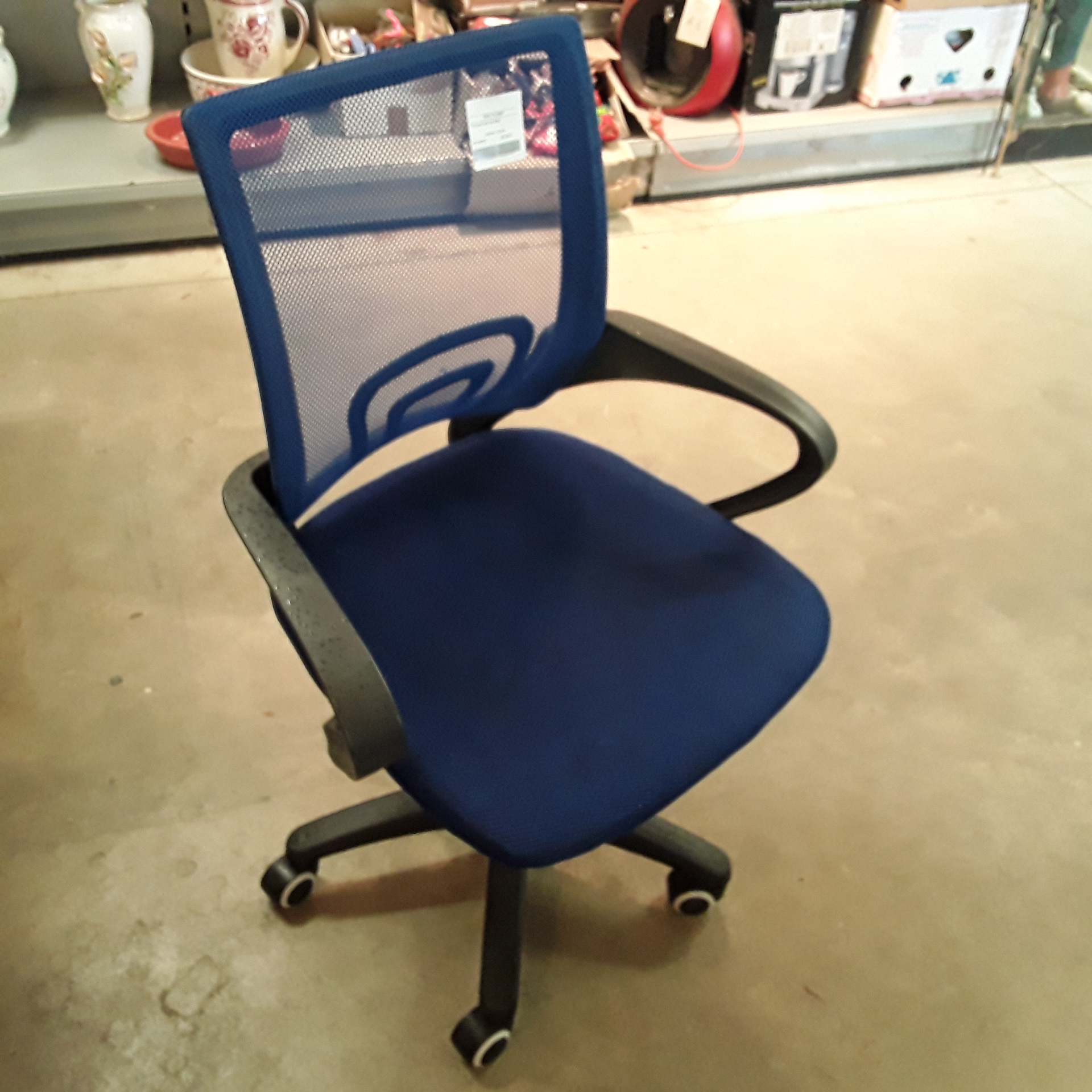 <p>Fauteuil de bureau<br />25,00 € T.T.C<br /><a href="/Article/122453?type=depose" style="color:white;" target="_blank">Lien vers l&#39;article</a></p>