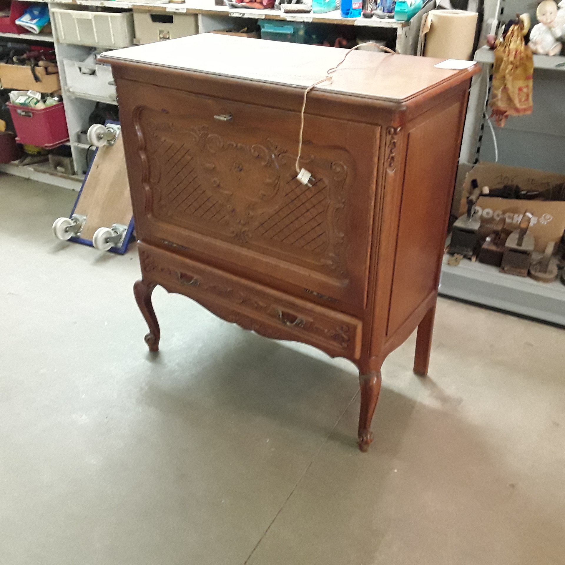 <p>Meuble 1 abatant 1 tiroir<br />style Louis XV<br />40,00 € T.T.C<br /><a href="/Article/122892?type=depose" style="color:white;" target="_blank">Lien vers l&#39;article</a></p>