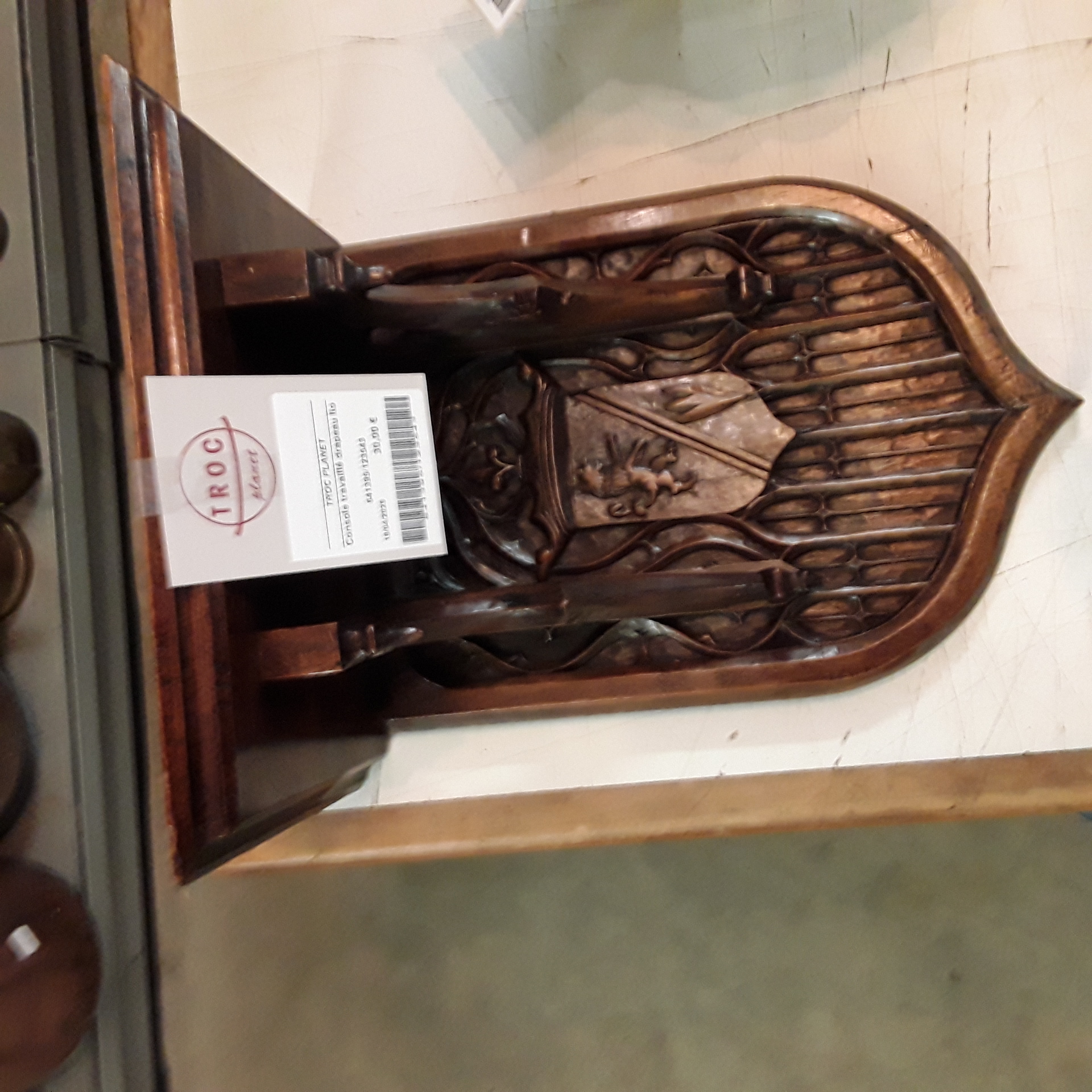 <p>Console travaillé drapeau lion<br />30,00 € T.T.C<br /><a href="/Article/123543?type=depose" style="color:white;" target="_blank">Lien vers l'article</a></p>