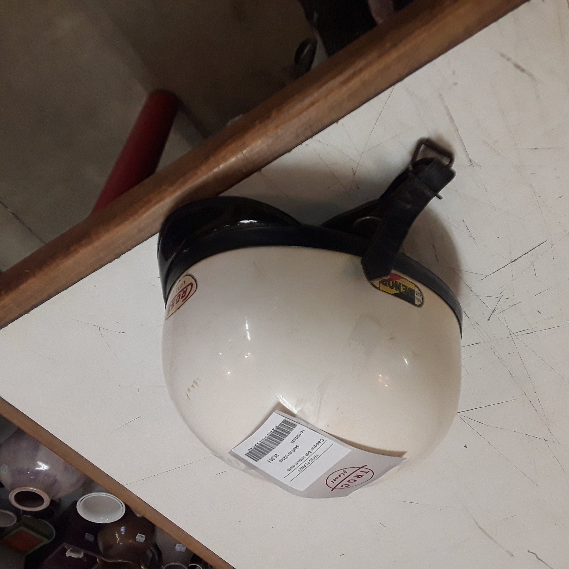 <p>Casque bol ancien moto<br />25,00 € T.T.C<br /><a href="/Article/122548?type=depose" style="color:white;" target="_blank">Lien vers l&#39;article</a></p>
