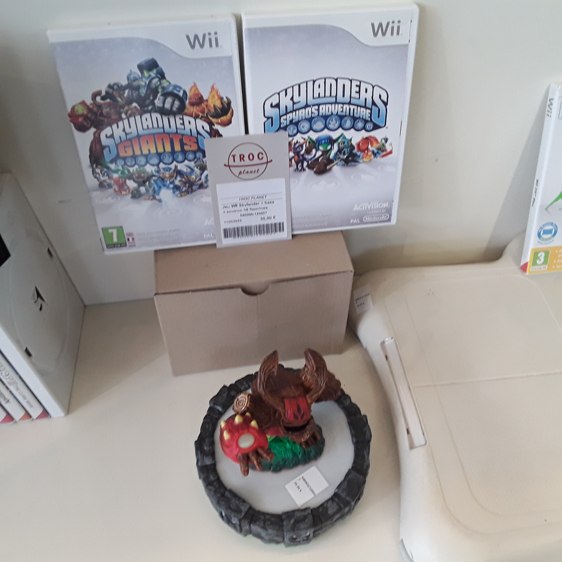<p>Jeu WII Skylander + base<br />+ environ 10 figurines<br />21,00 € T.T.C<br /><a href="/Article/120807?type=depose" style="color:white;" target="_blank">Lien vers l&#39;article</a></p>