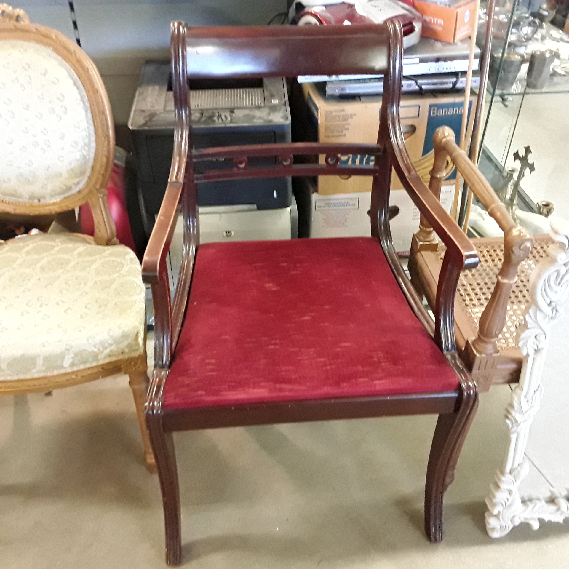 <p>Fauteuil acajou style empire<br />12,00 € T.T.C<br /><a href="/Article/120536?type=depose" style="color:white;" target="_blank">Lien vers l&#39;article</a></p>