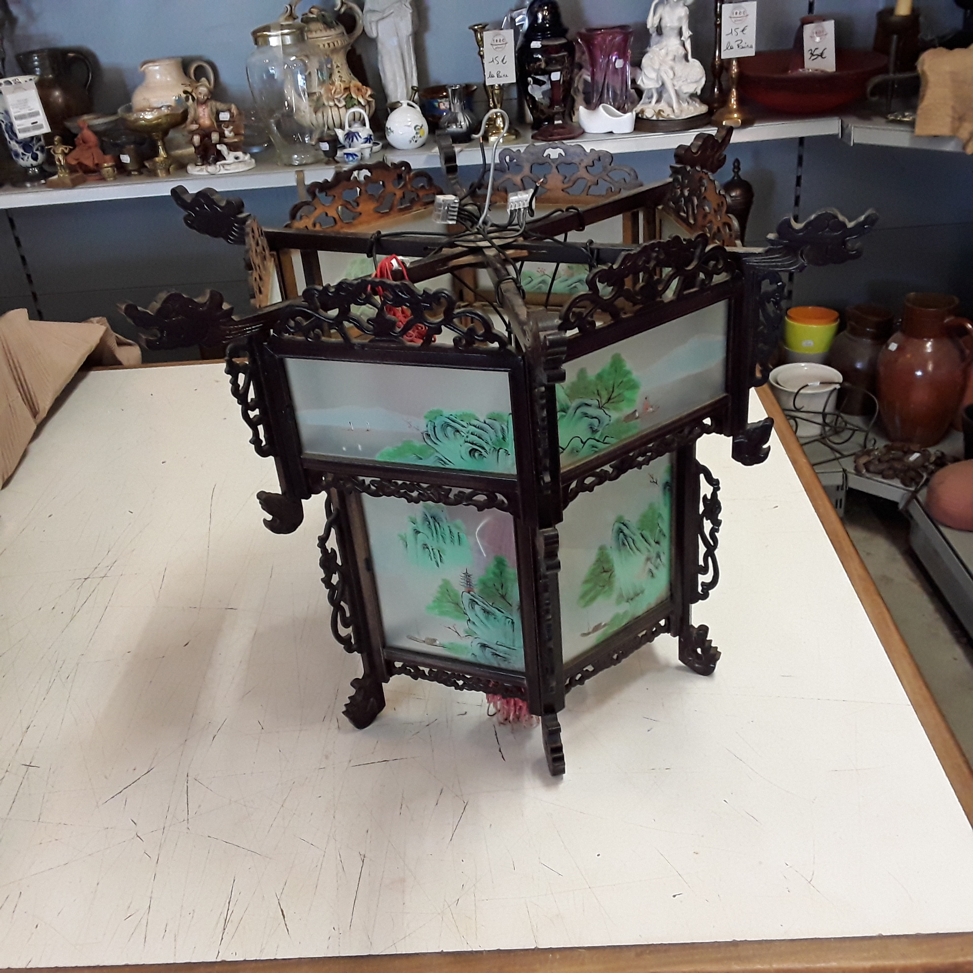 <p>Lustre chinois hexagonal<br />bois sculpté et verres peints<br />100,00 € T.T.C<br /><a href="/Article/121778?type=depose" style="color:white;" target="_blank">Lien vers l&#39;article</a></p>