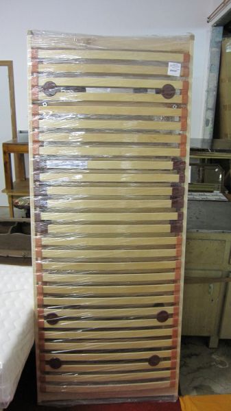 <p>Sommier 80/195 struct. Bois<br />28 lattes+rotules+régl.lombair<br />99,00 € T.T.C<br /><a href="/Article/766?type=neuf" style="color:white;" target="_blank">Lien vers l&#39;article</a></p>