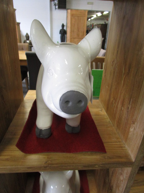 <p>Cochon blanc debout<br />13442<br />39,00 € T.T.C<br /><a href="/Article/2877?type=neuf" style="color:white;" target="_blank">Lien vers l&#39;article</a></p>