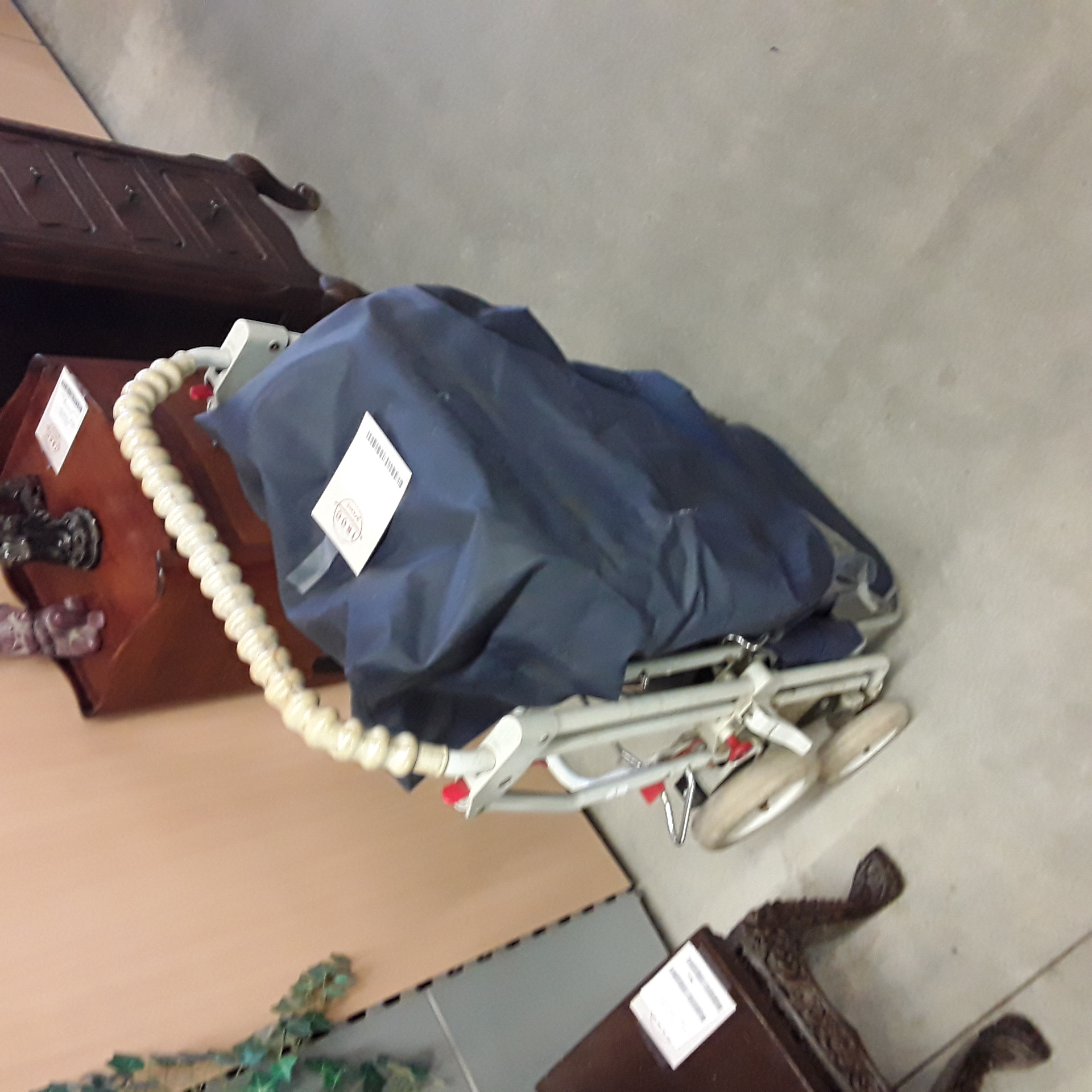 <p>Poussette Bébé Confort<br />25,00 € T.T.C<br /><a href="/Article/123450?type=depose" style="color:white;" target="_blank">Lien vers l'article</a></p>