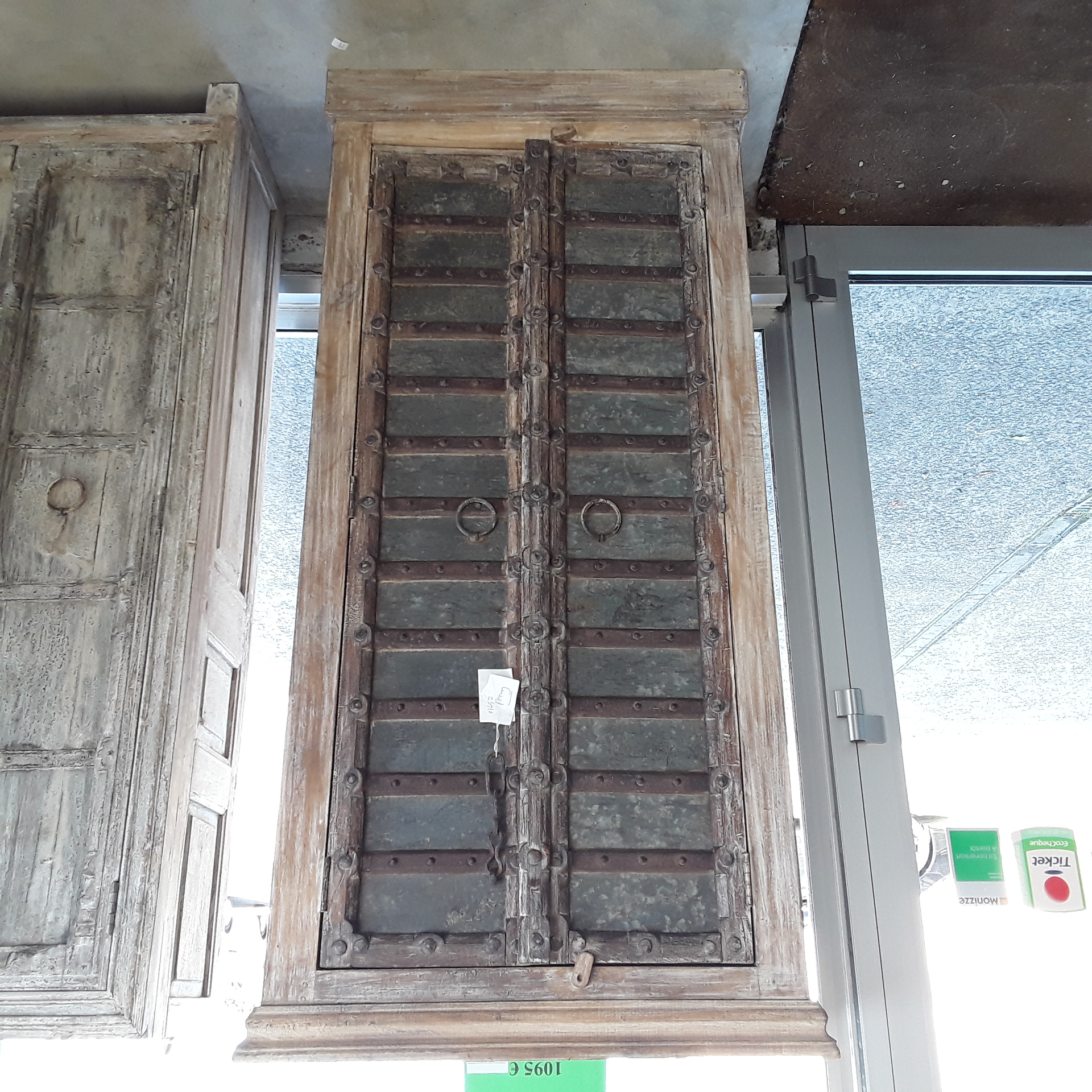 <p>Meuble Indien portes métal<br /> ancien 13457<br />1 095,00 € T.T.C<br /><a href="/Article/4266?type=neuf" style="color:white;" target="_blank">Lien vers l&#39;article</a></p>