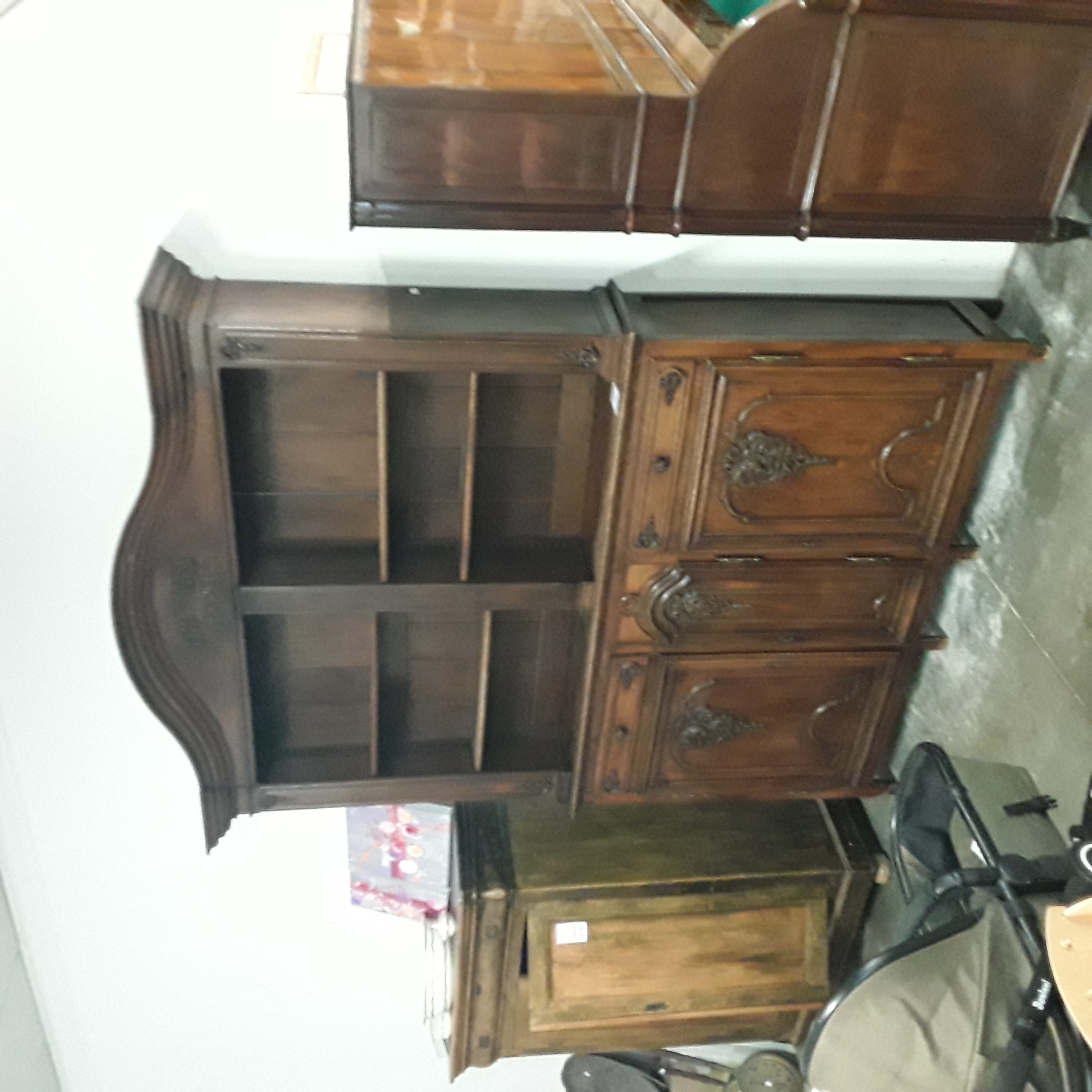 <p>Deux - corps Sculpté H:256cm<br />L:163 cm. chêne  ACS : clefs<br />375,00 € T.T.C<br /><a href="/Article/123325?type=depose" style="color:white;" target="_blank">Lien vers l'article</a></p>