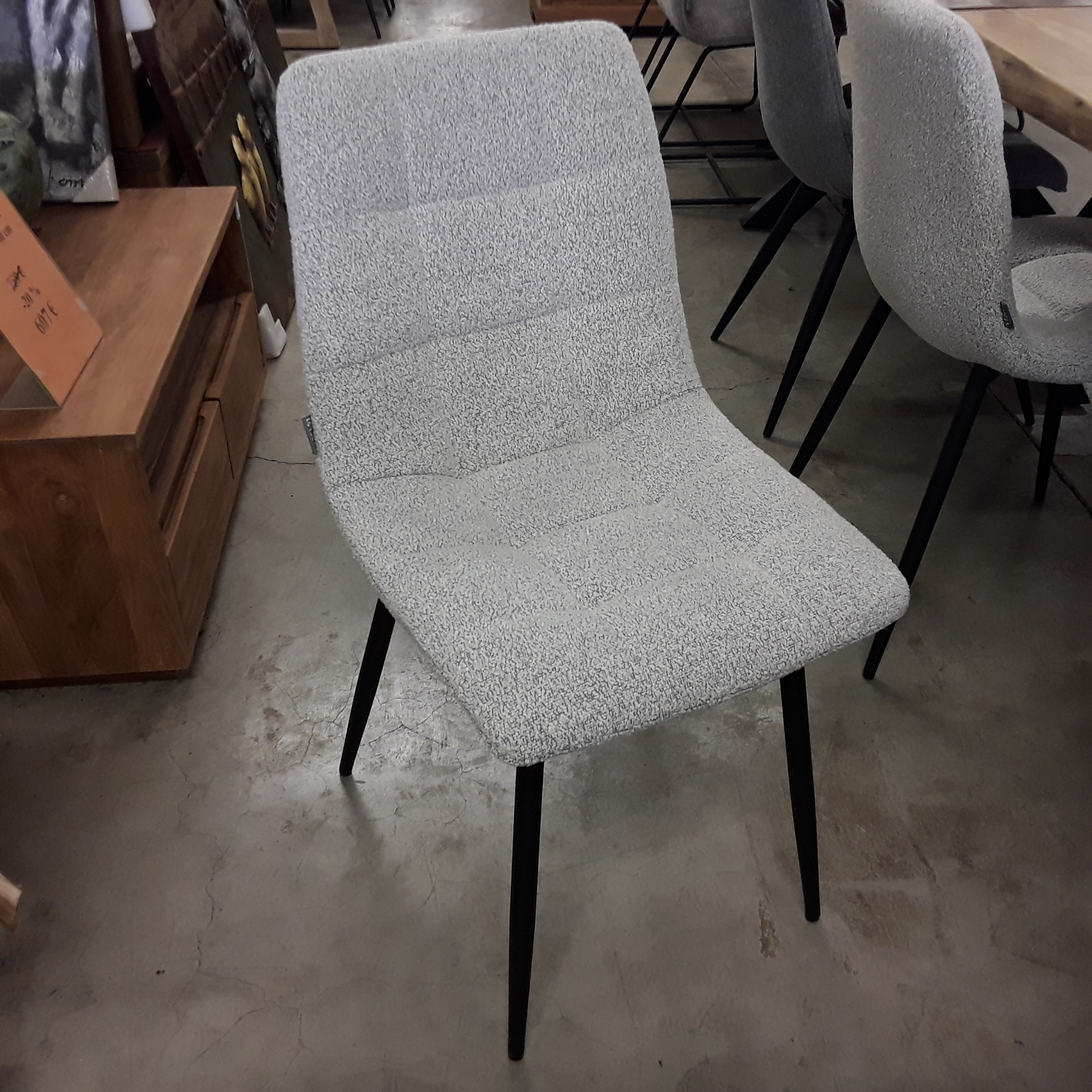 <p>Chaise Lius Champagne<br />Boucle 30486<br />75,00 € T.T.C<br /><a href="/Article/4562?type=neuf" style="color:white;" target="_blank">Lien vers l&#39;article</a></p>