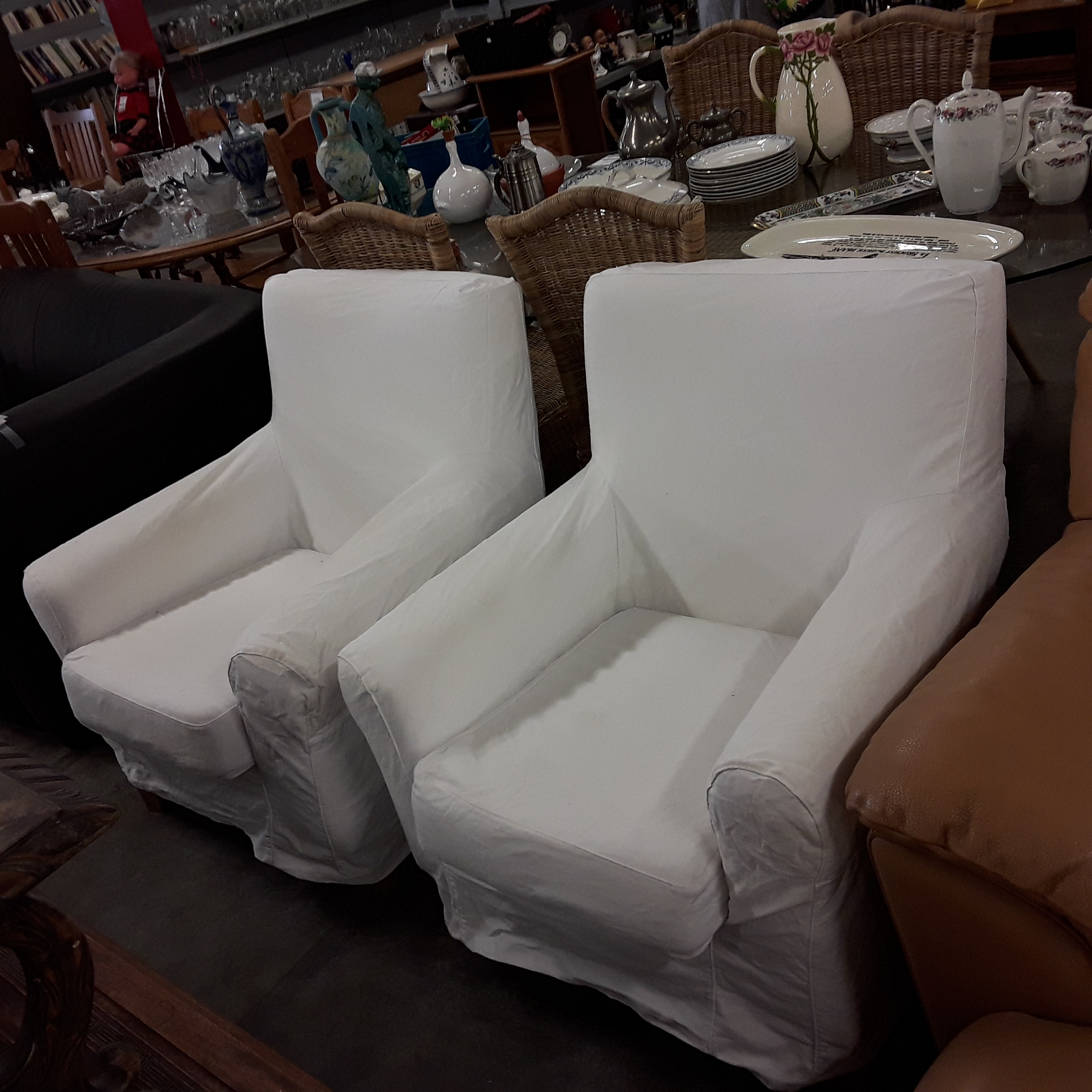 <p>Paire fauteuils blancs Ikea<br />avec housses<br />64,00 € T.T.C<br /><a href="/Article/121197?type=depose" style="color:white;" target="_blank">Lien vers l&#39;article</a></p>