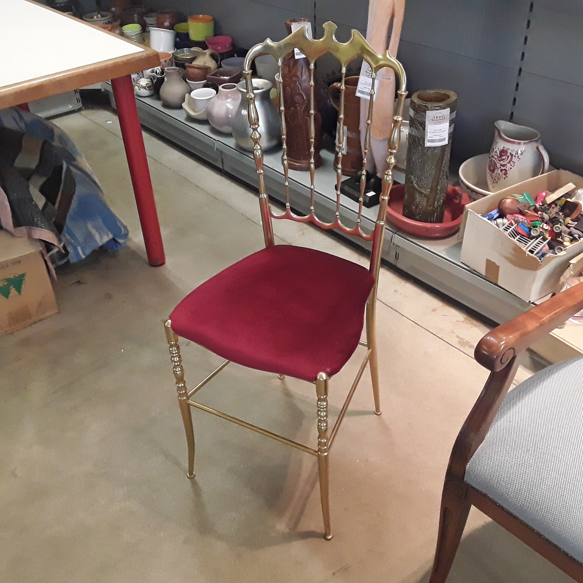 <p>Chaise métal doré<br />assise rouge<br />40,00 € T.T.C<br /><a href="/Article/122532?type=depose" style="color:white;" target="_blank">Lien vers l&#39;article</a></p>