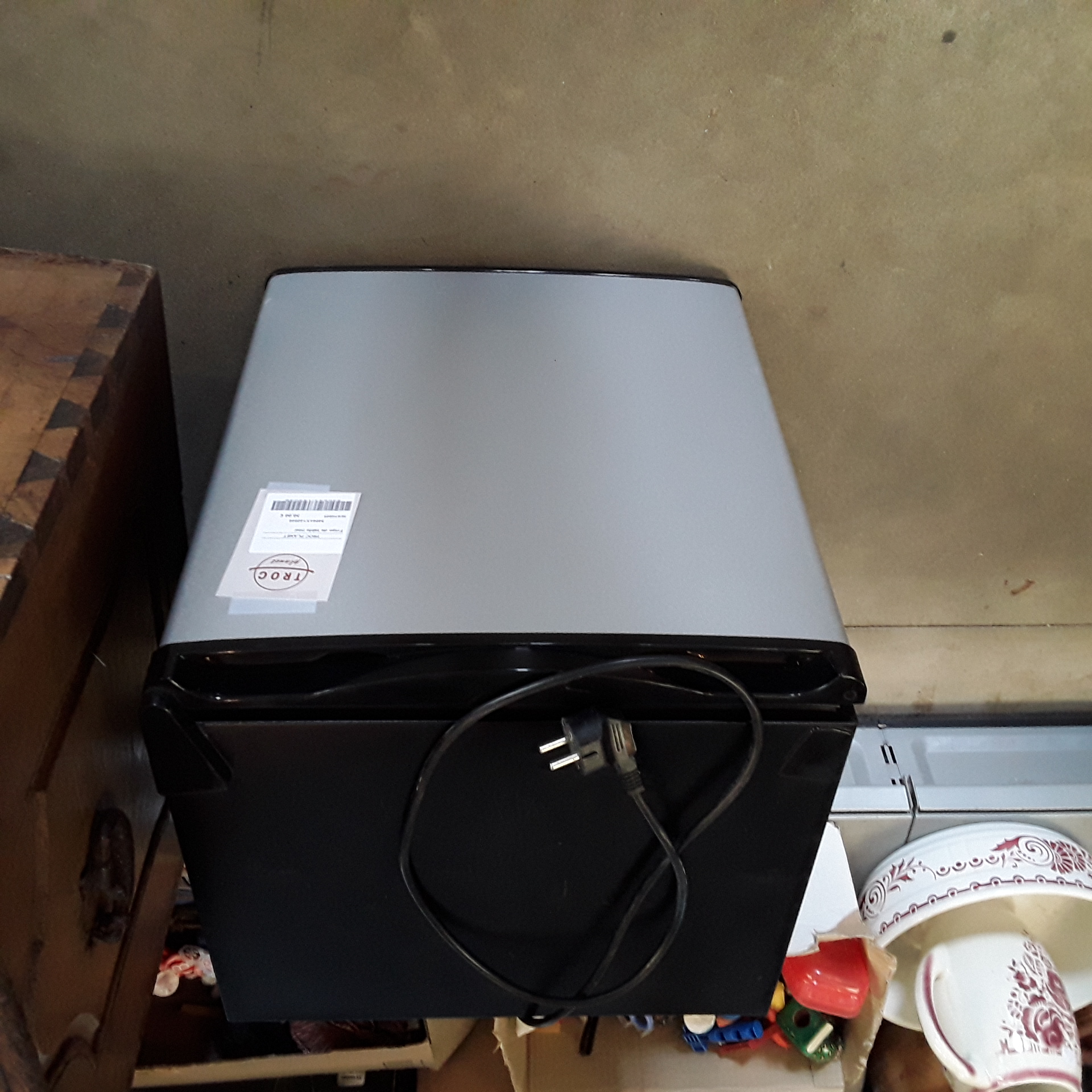 <p>Frigo de table noir<br />30,00 € T.T.C<br /><a href="/Article/122046?type=depose" style="color:white;" target="_blank">Lien vers l&#39;article</a></p>