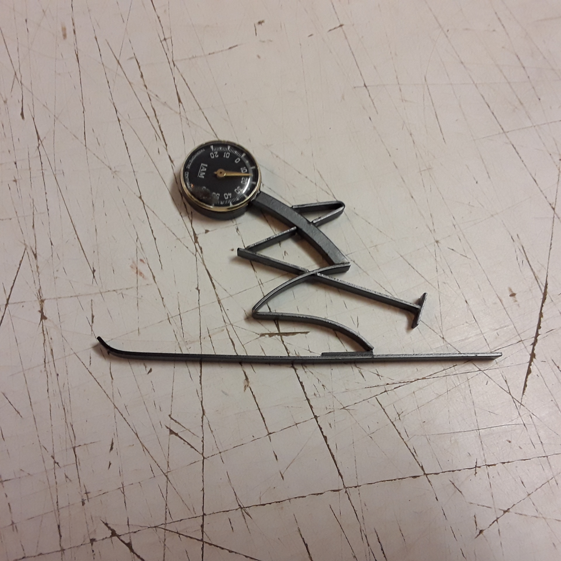 <p>Thermomètre skieur<br />30,00 € T.T.C<br /><a href="/Article/122999?type=depose" style="color:white;" target="_blank">Lien vers l'article</a></p>