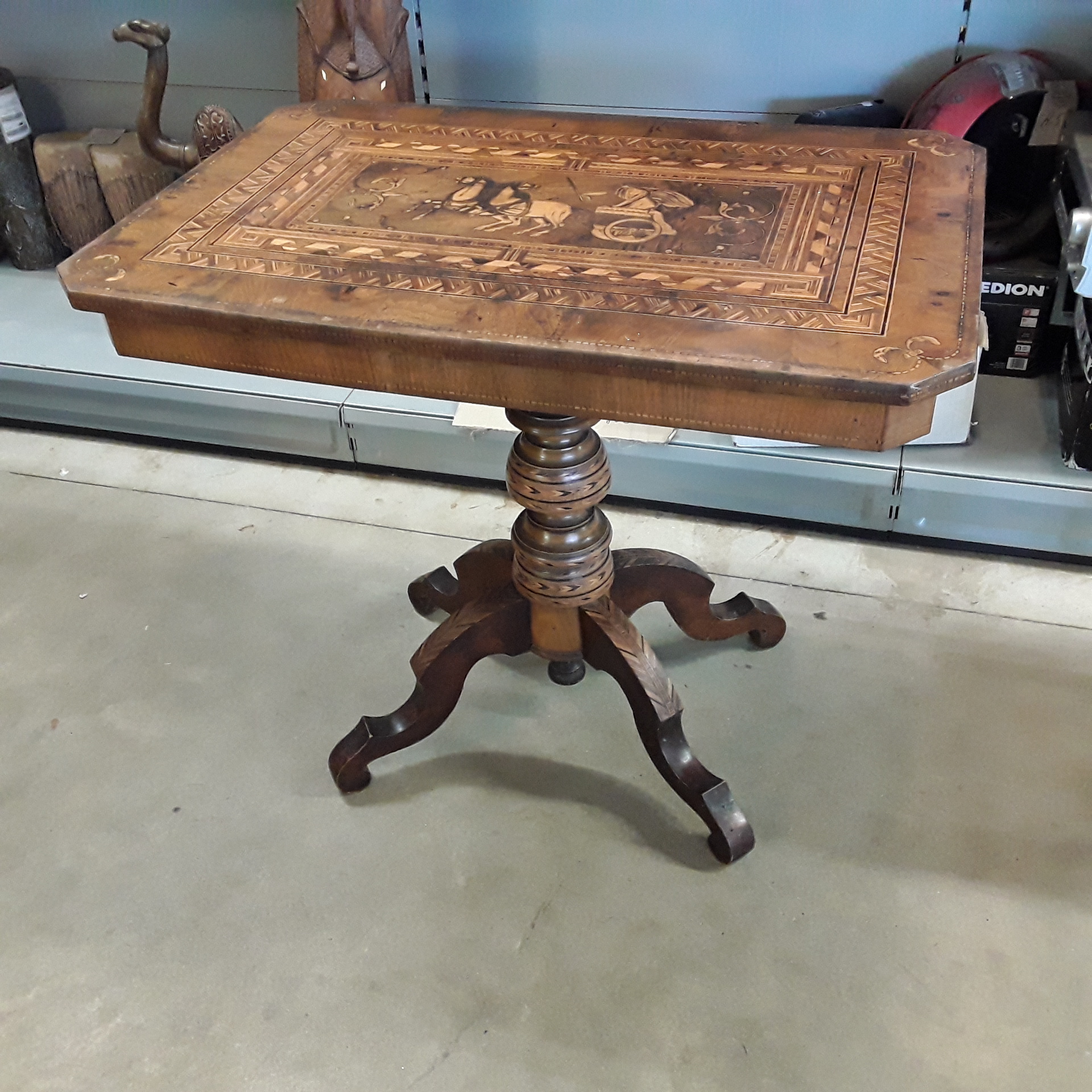 <p>Table guéridon PM<br />merisier marqueté<br />60,00 € T.T.C<br /><a href="/Article/122918?type=depose" style="color:white;" target="_blank">Lien vers l'article</a></p>